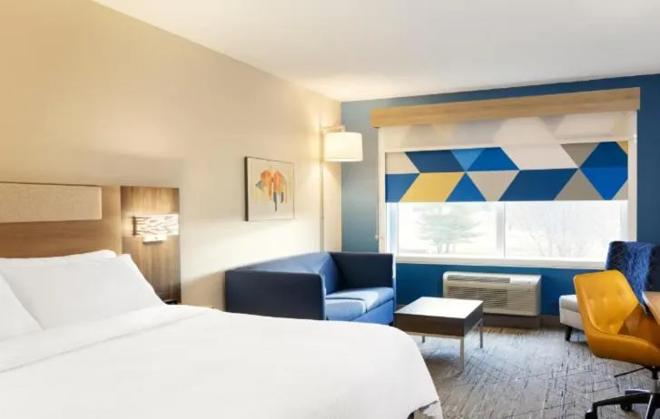Bed in Holiday Inn Express & Suites Stevensville - Benton Harbor by IHG