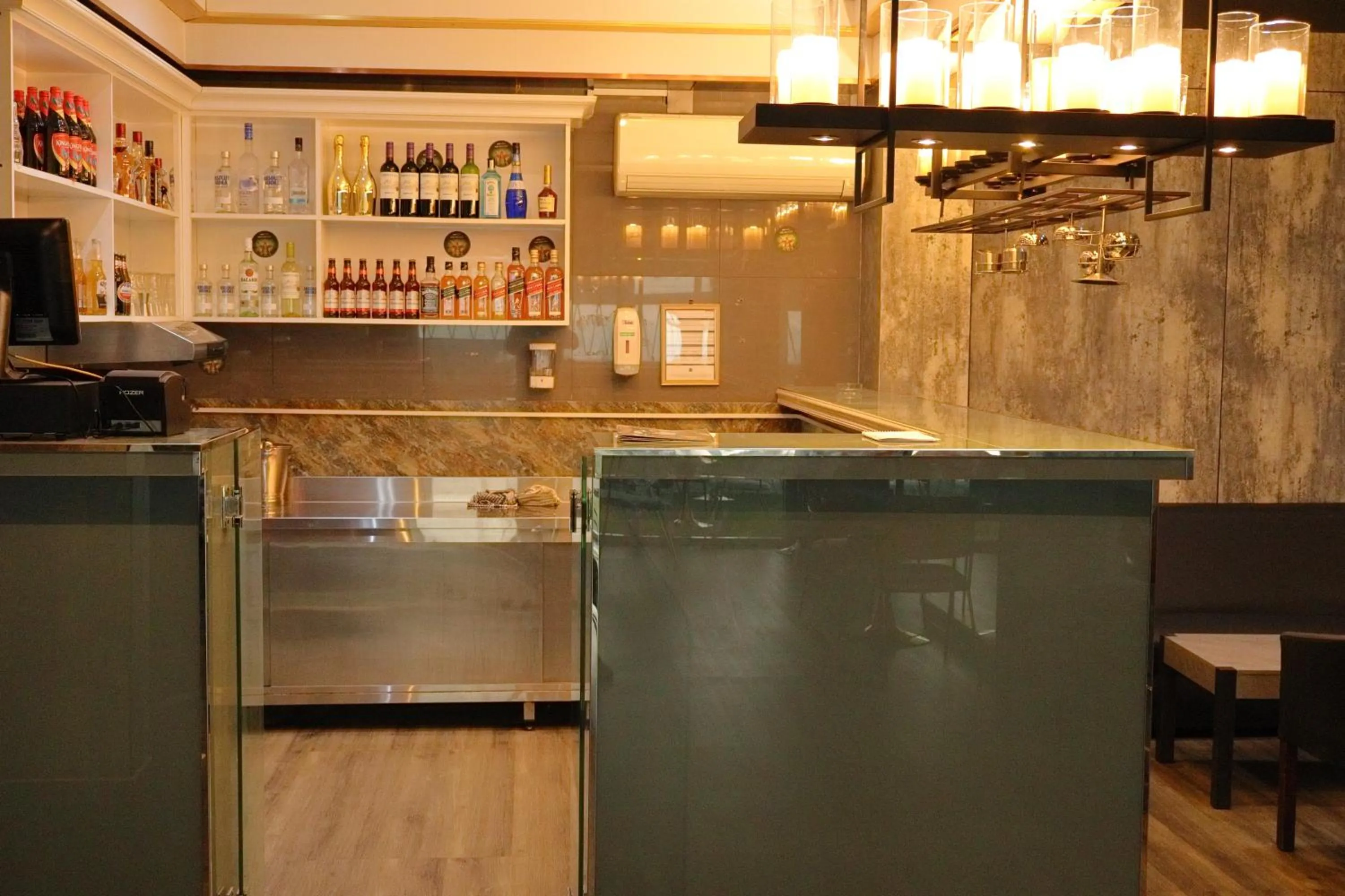 Restaurant/places to eat in Claridge Star Hotel