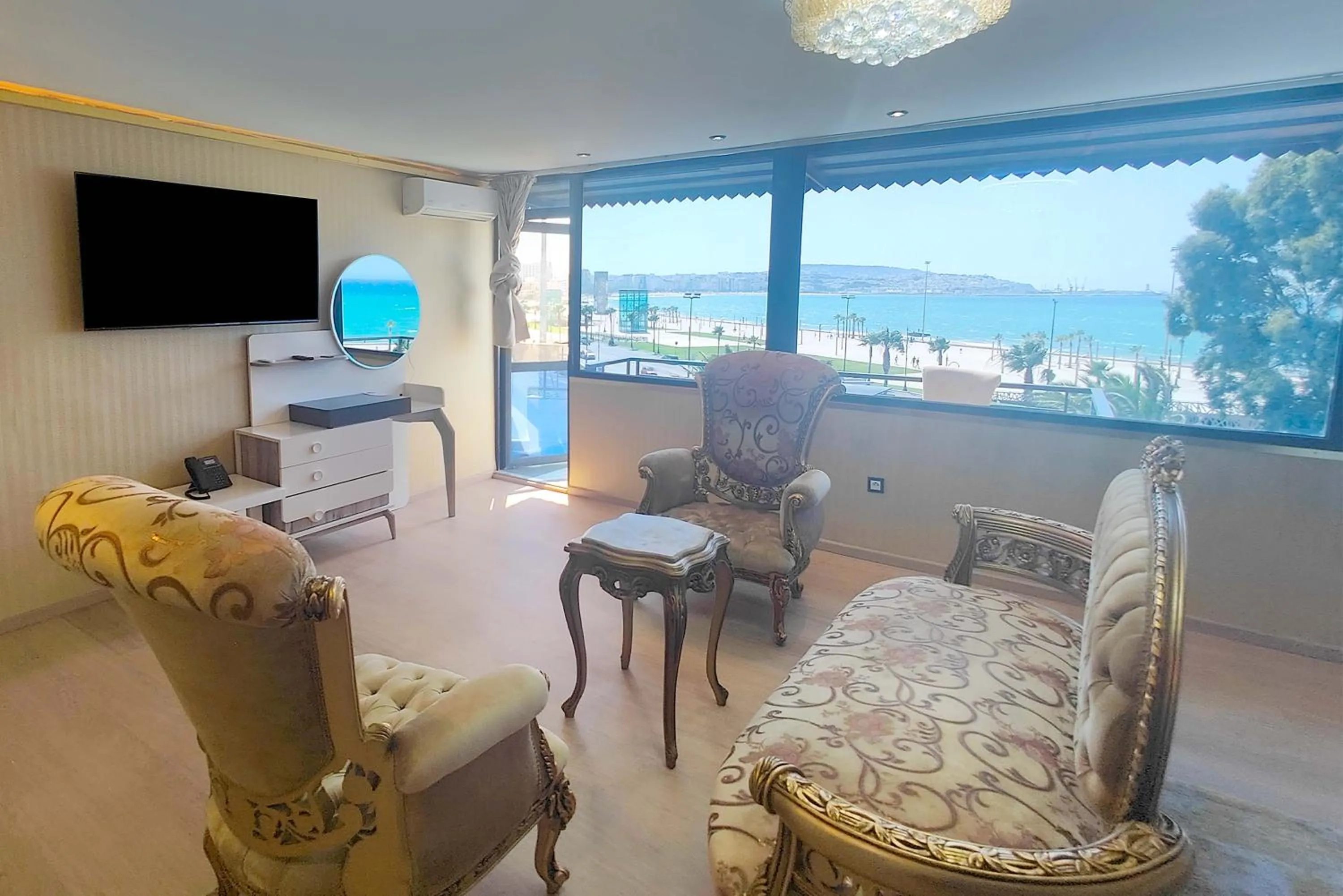 TV and multimedia in Villa Mirasol Hotel