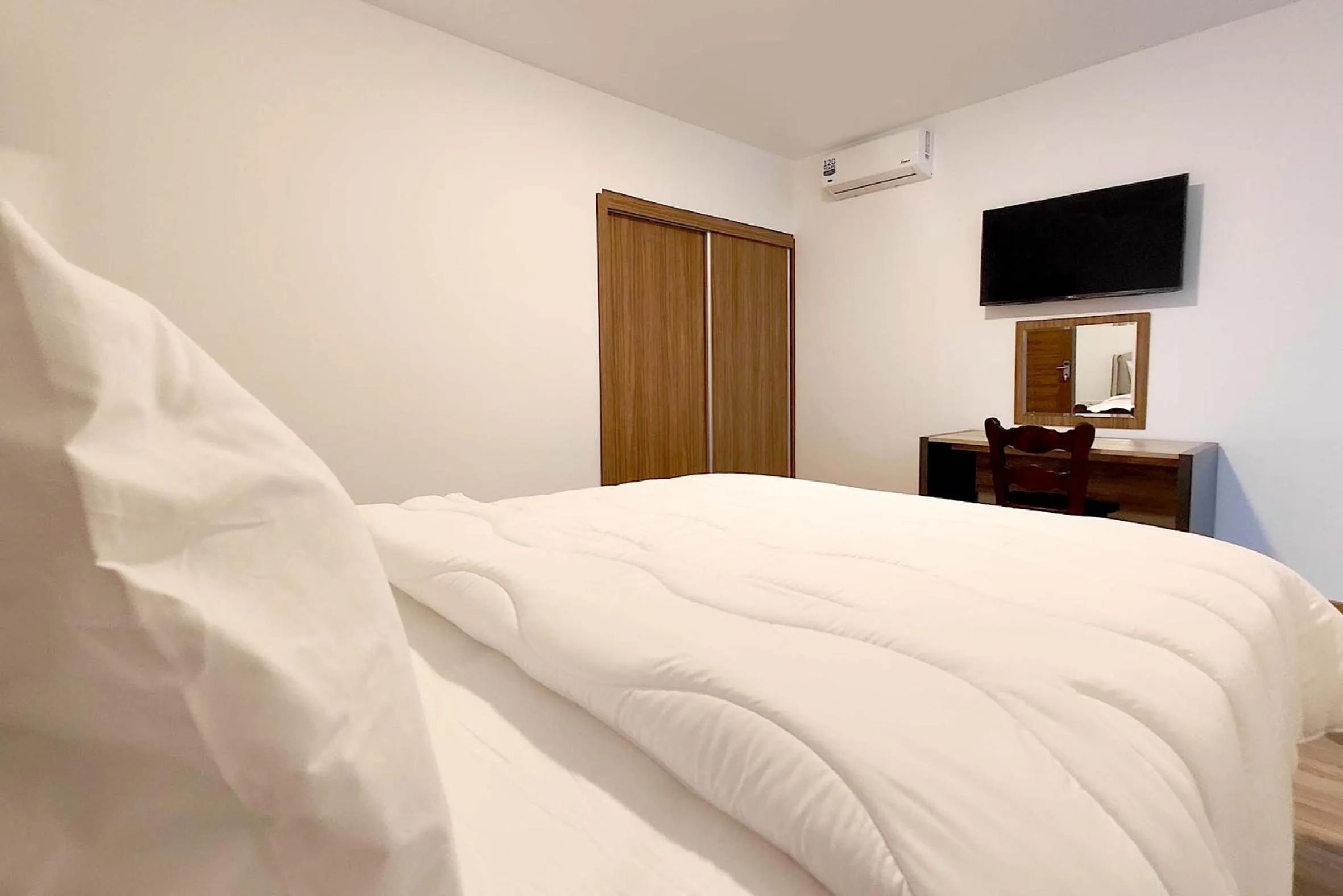 TV and multimedia, Bed in Villa Mirasol Hotel