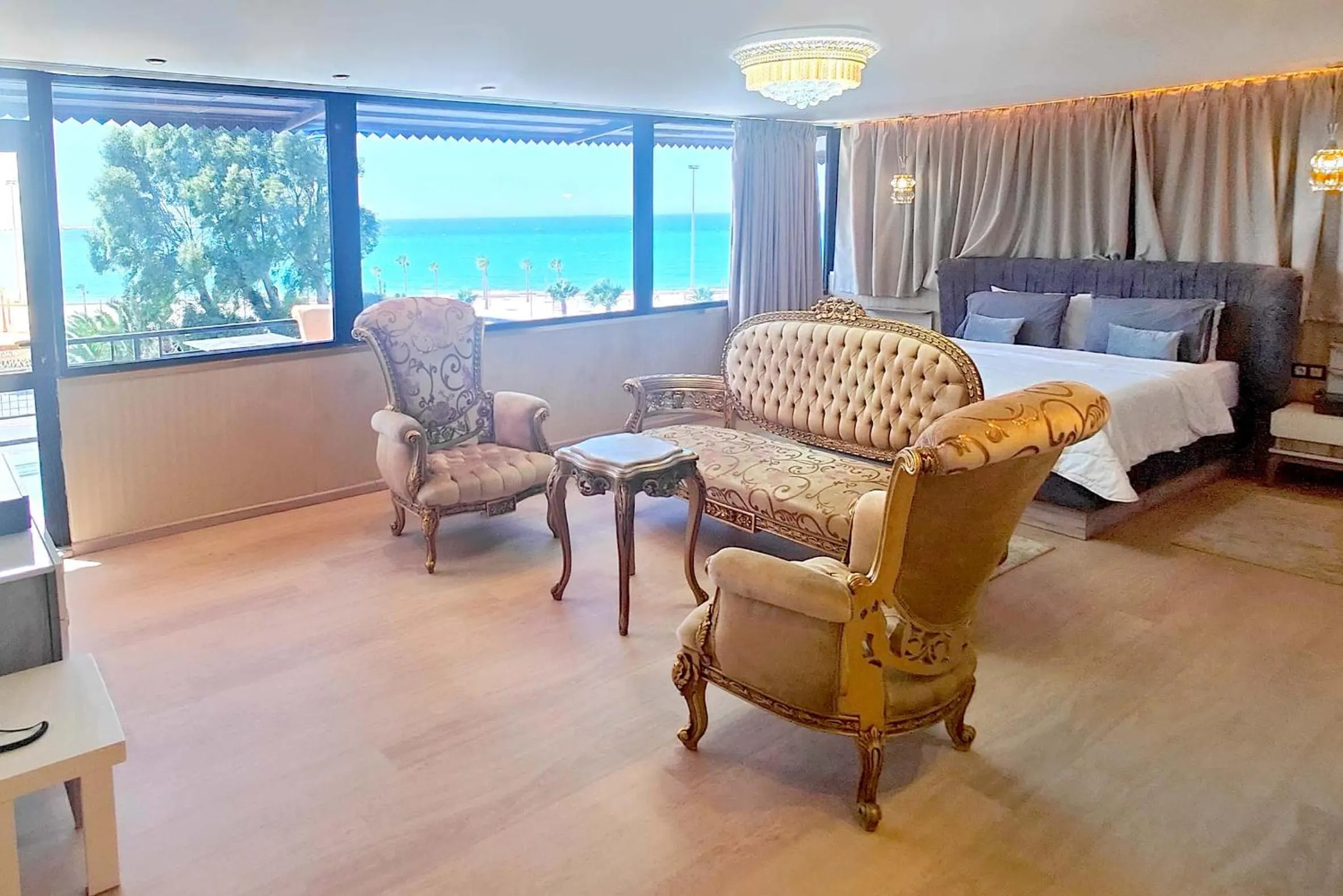 Living room, Bed in Villa Mirasol Hotel