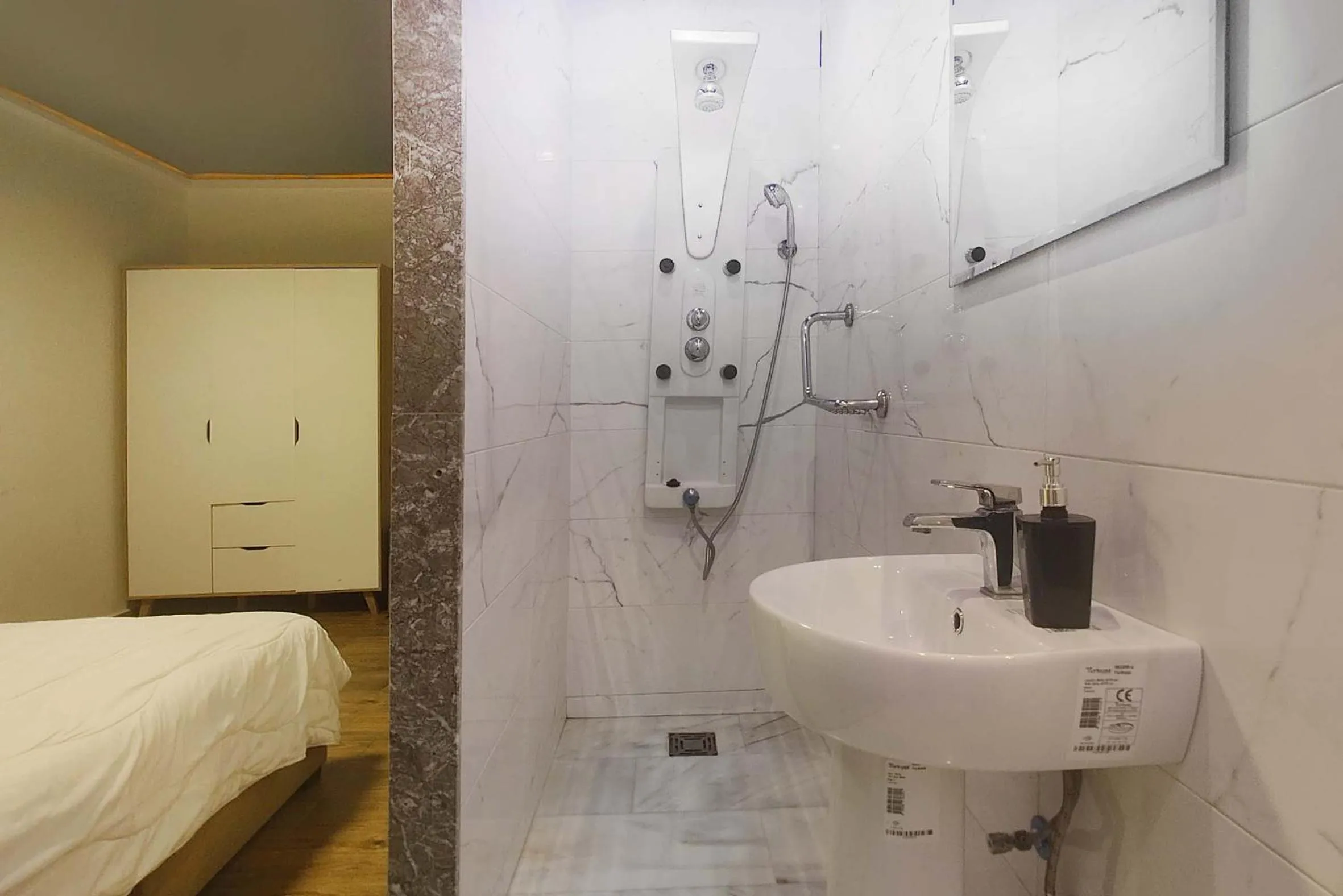 Property building, Bed in Villa Mirasol Hotel