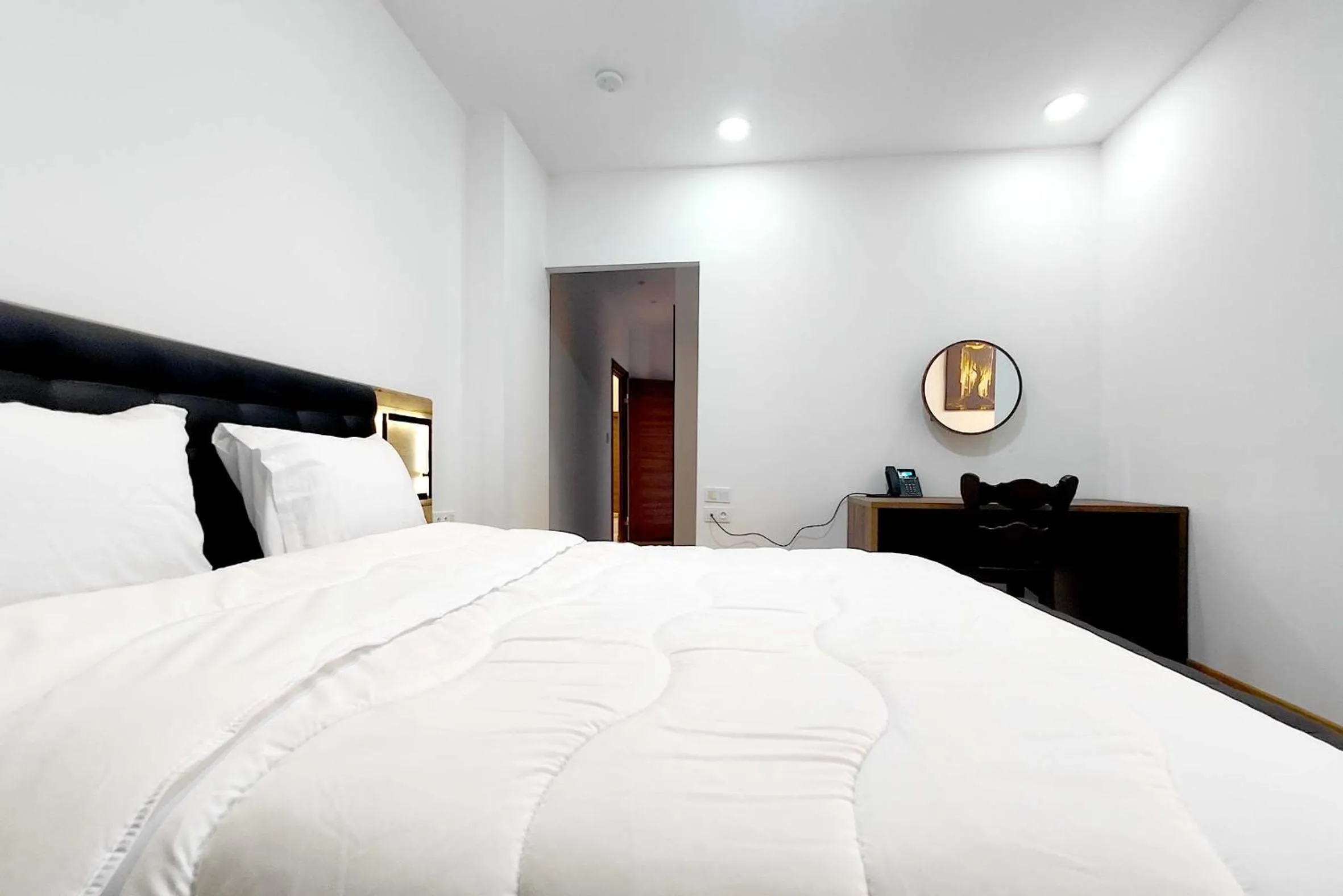 Property building, Bed in Villa Mirasol Hotel