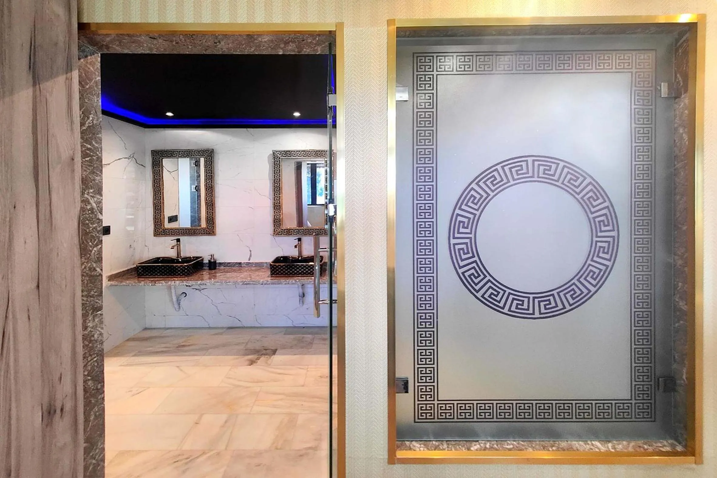 Shower in Villa Mirasol Hotel