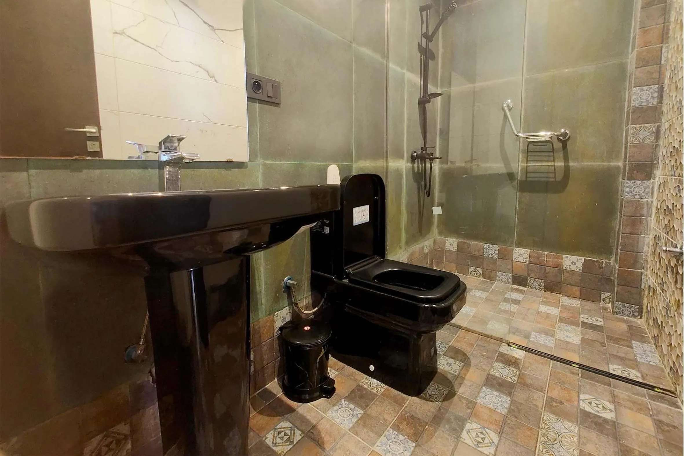 Shower in Villa Mirasol Hotel