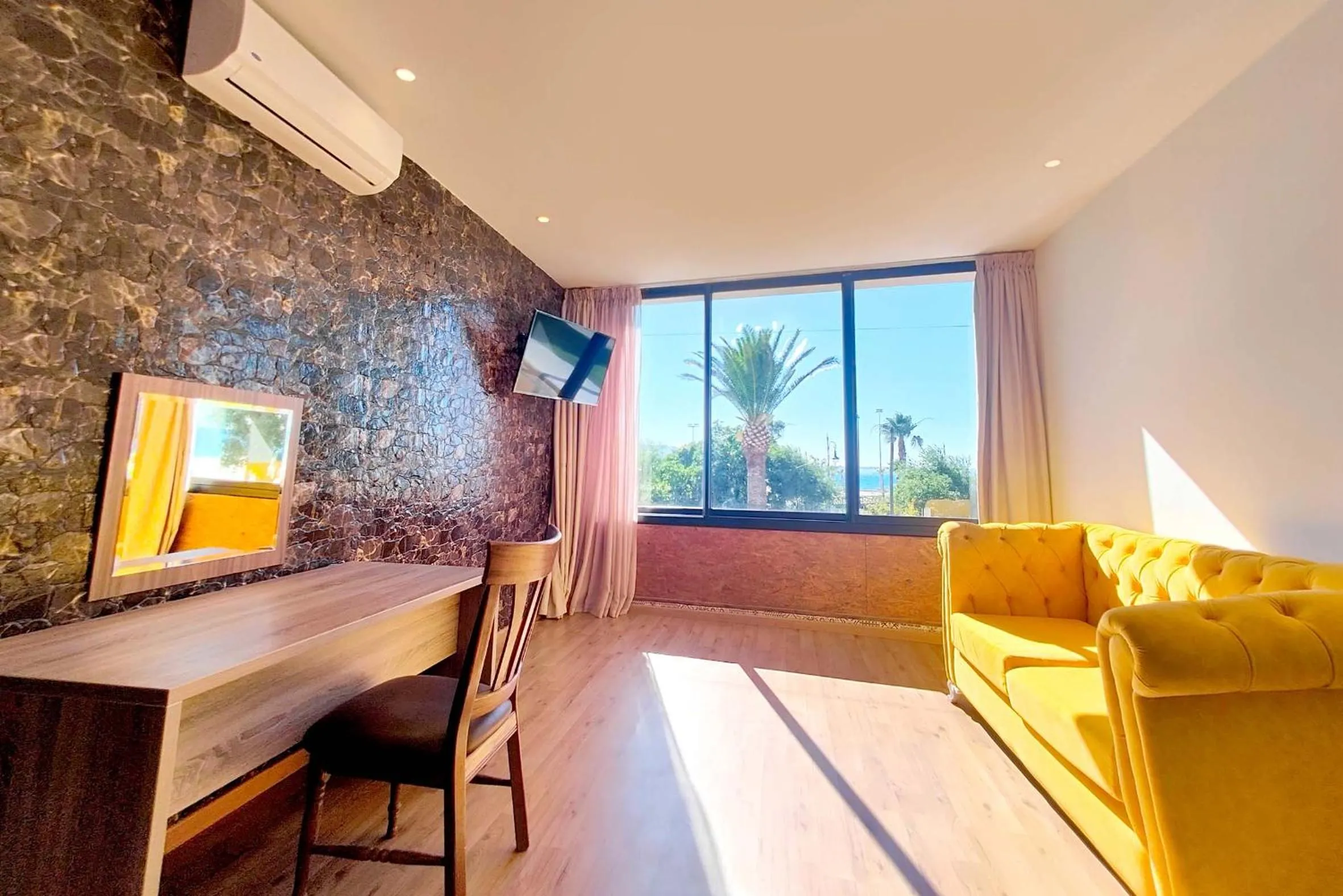 TV and multimedia in Villa Mirasol Hotel