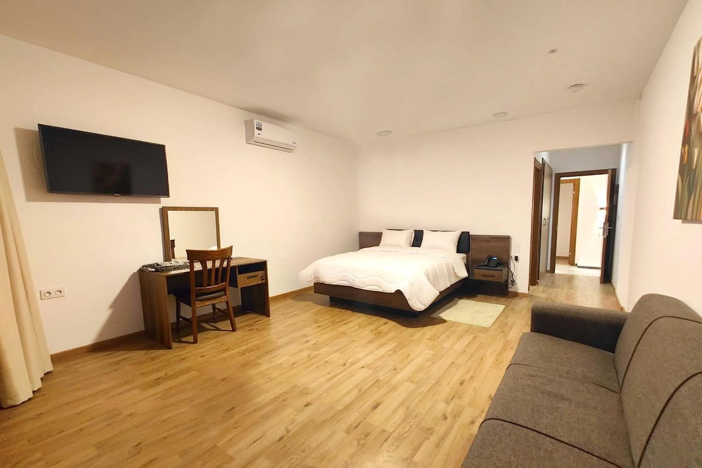 TV and multimedia, Bed in Villa Mirasol Hotel