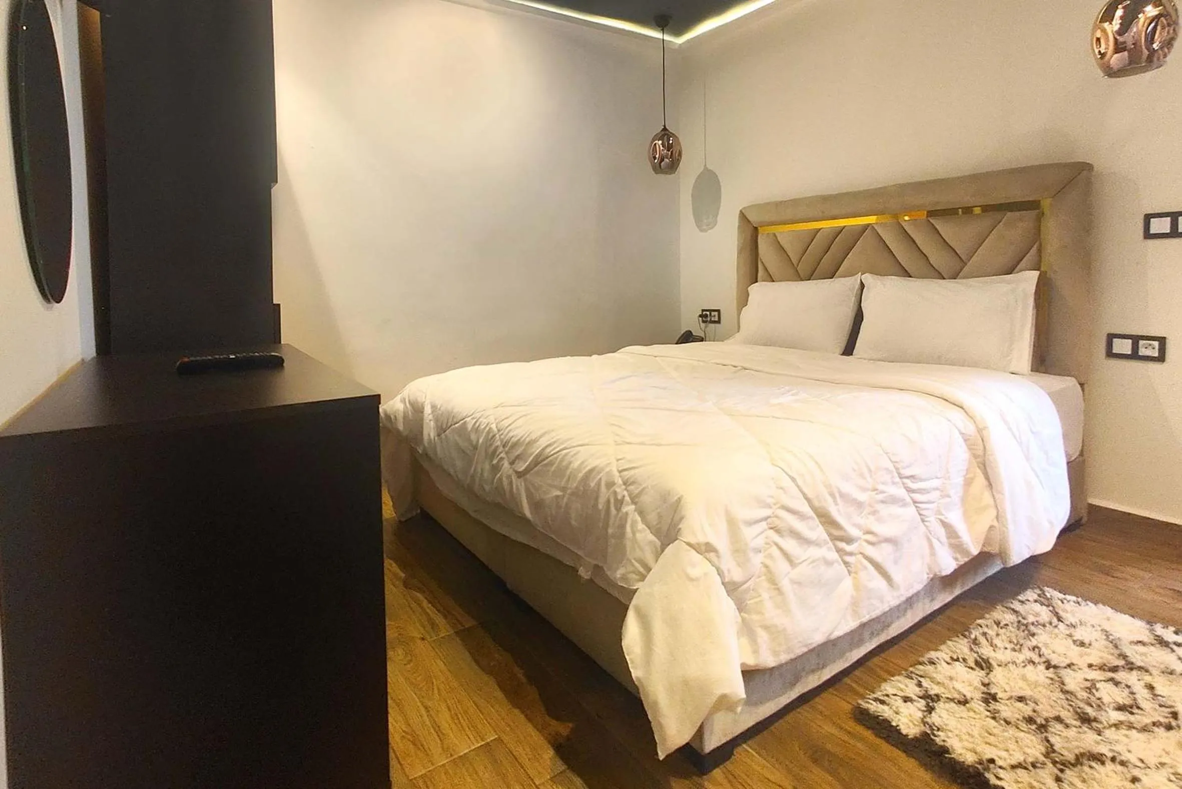 Property building, Bed in Villa Mirasol Hotel