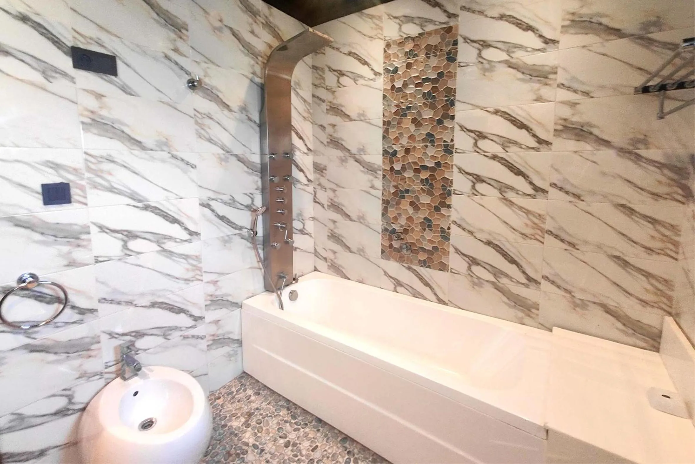 Shower in Villa Mirasol Hotel