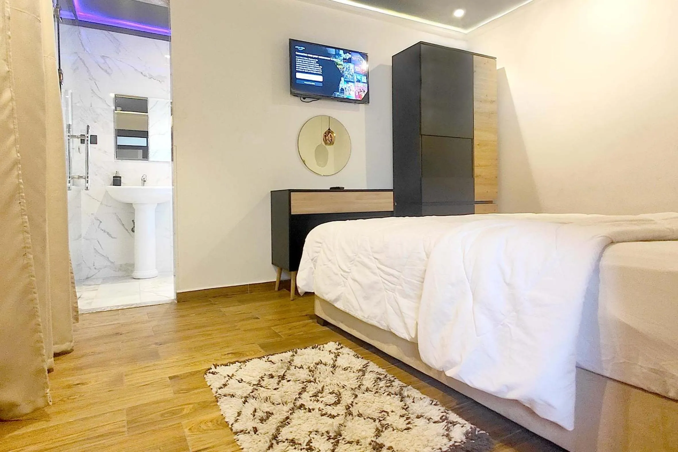 Property building, Bed in Villa Mirasol Hotel