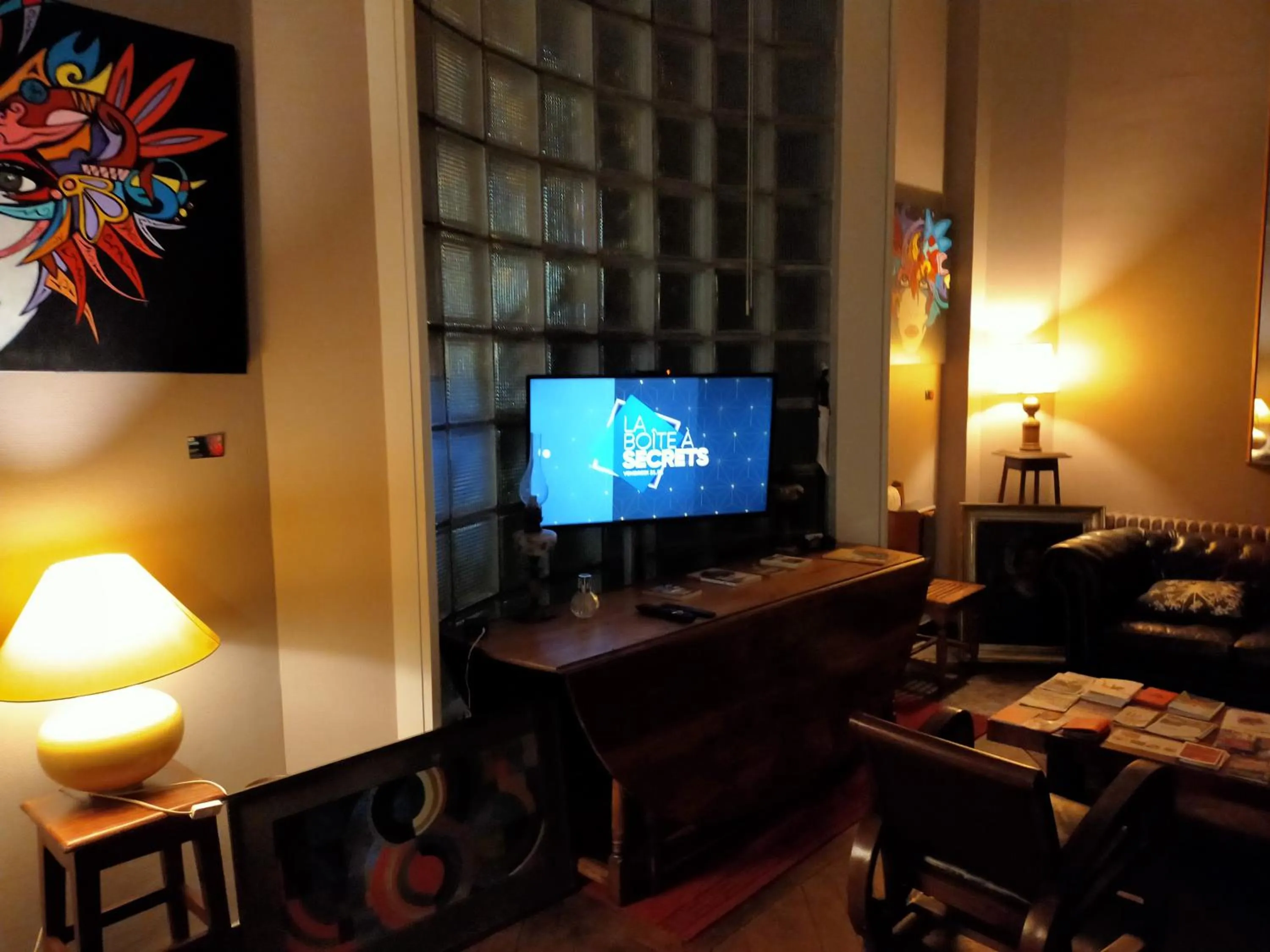 Communal lounge/ TV room in La Maison Bleue de Roubaix