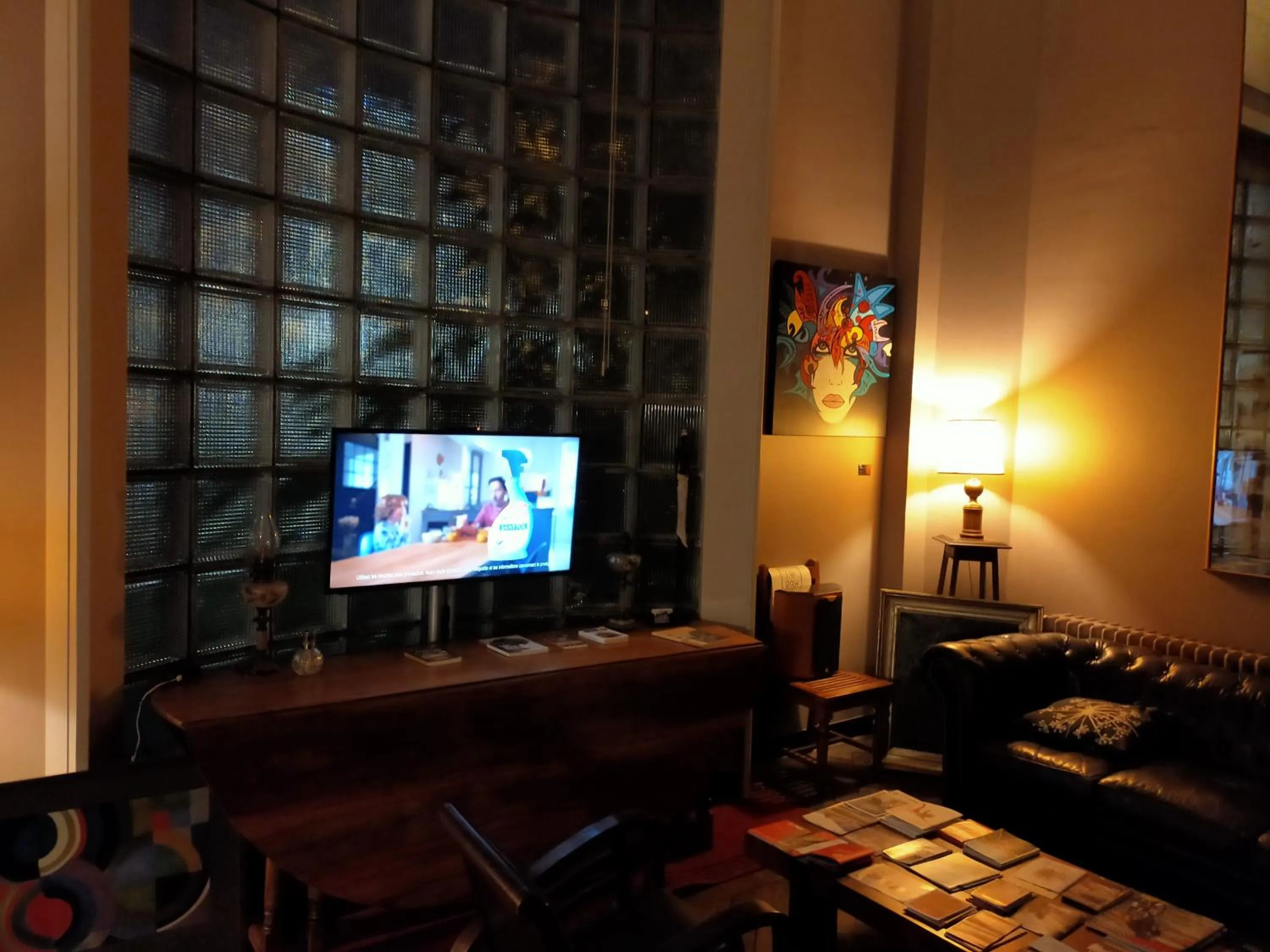 Communal lounge/ TV room in La Maison Bleue de Roubaix