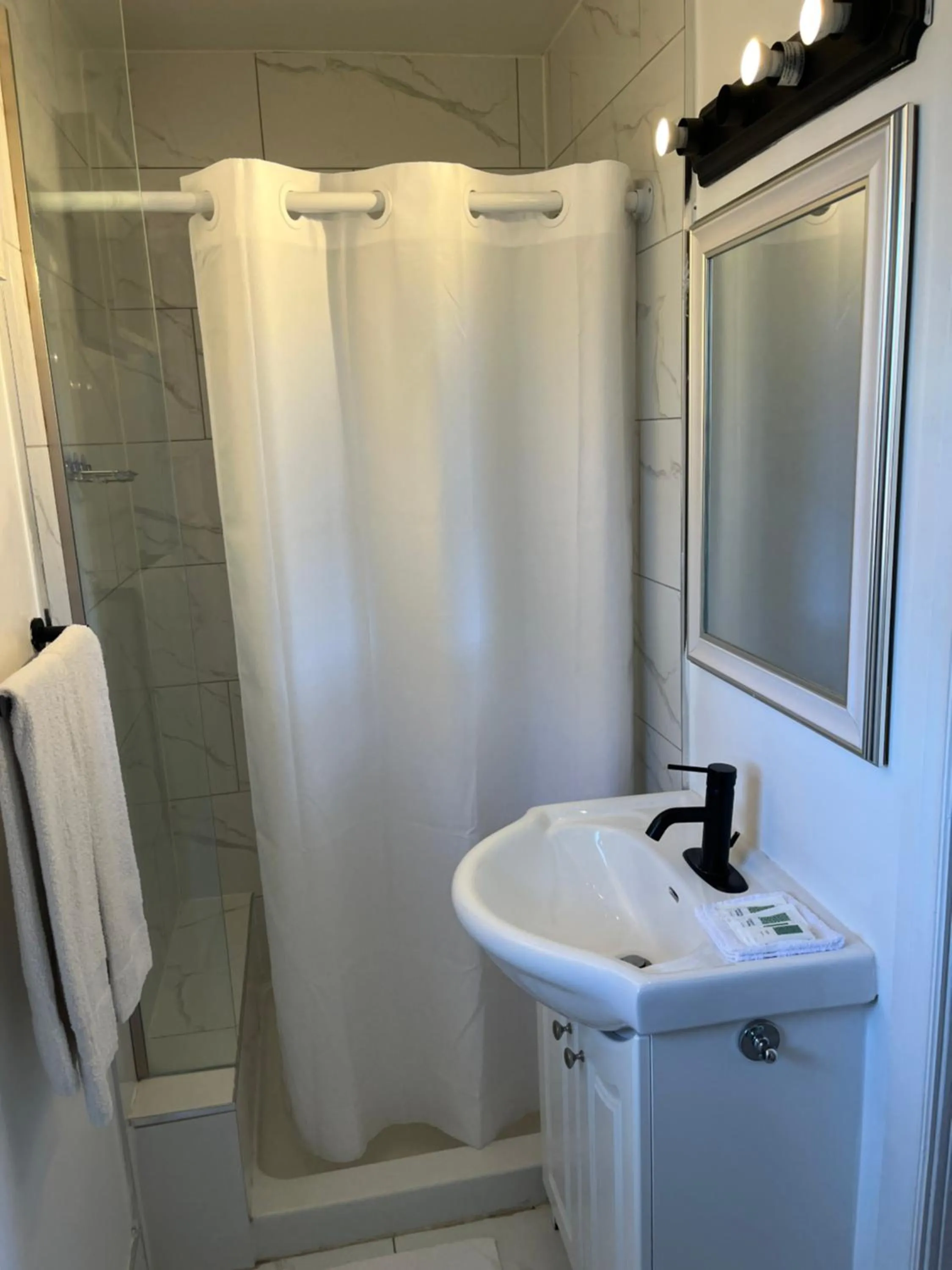 Bathroom in Eastcourtmotel