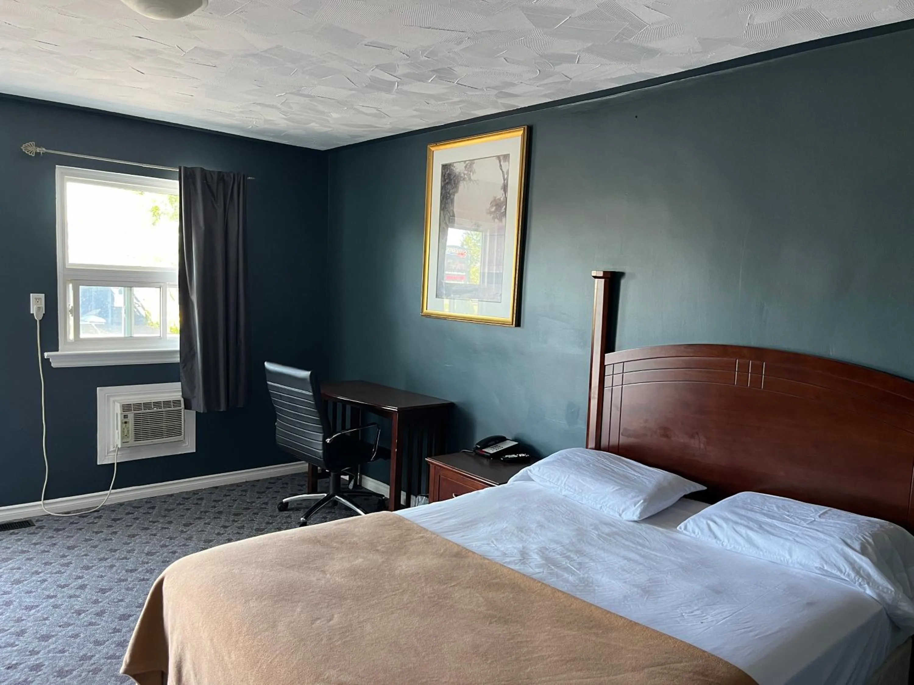 Bed in Eastcourtmotel