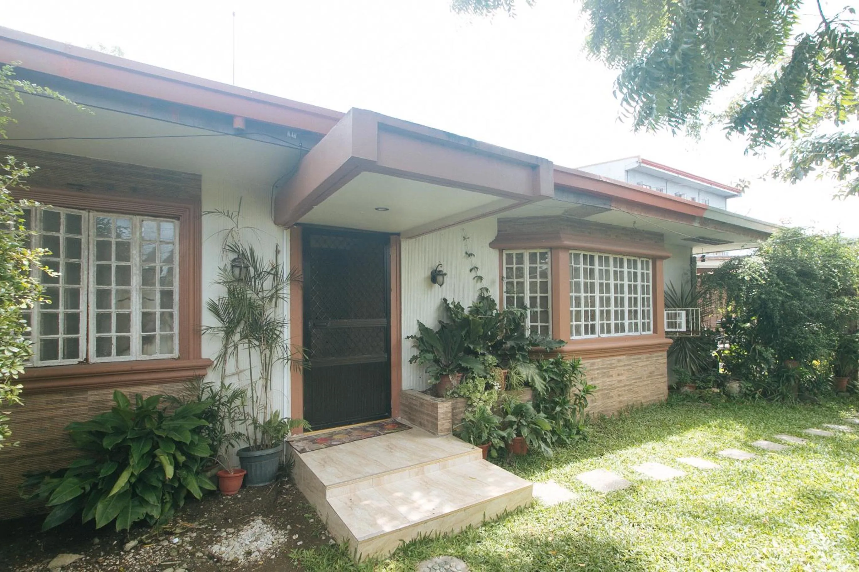 Property building in Kababayan Pensione House by RedDoorz