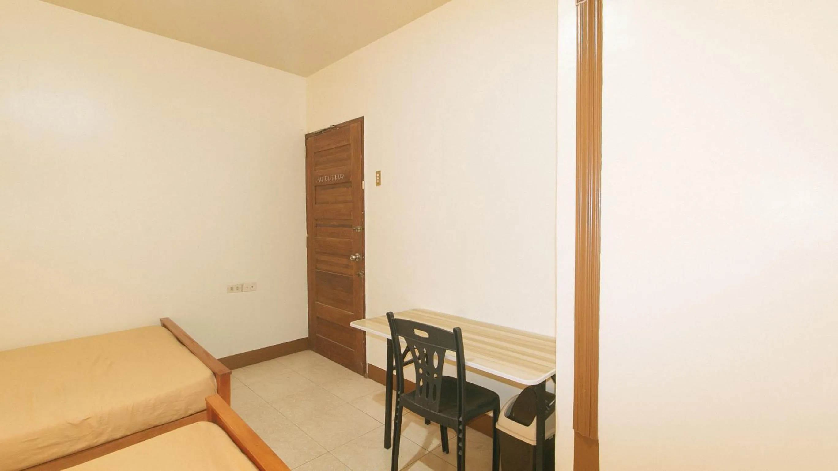 Seating area in Kababayan Pensione House by RedDoorz