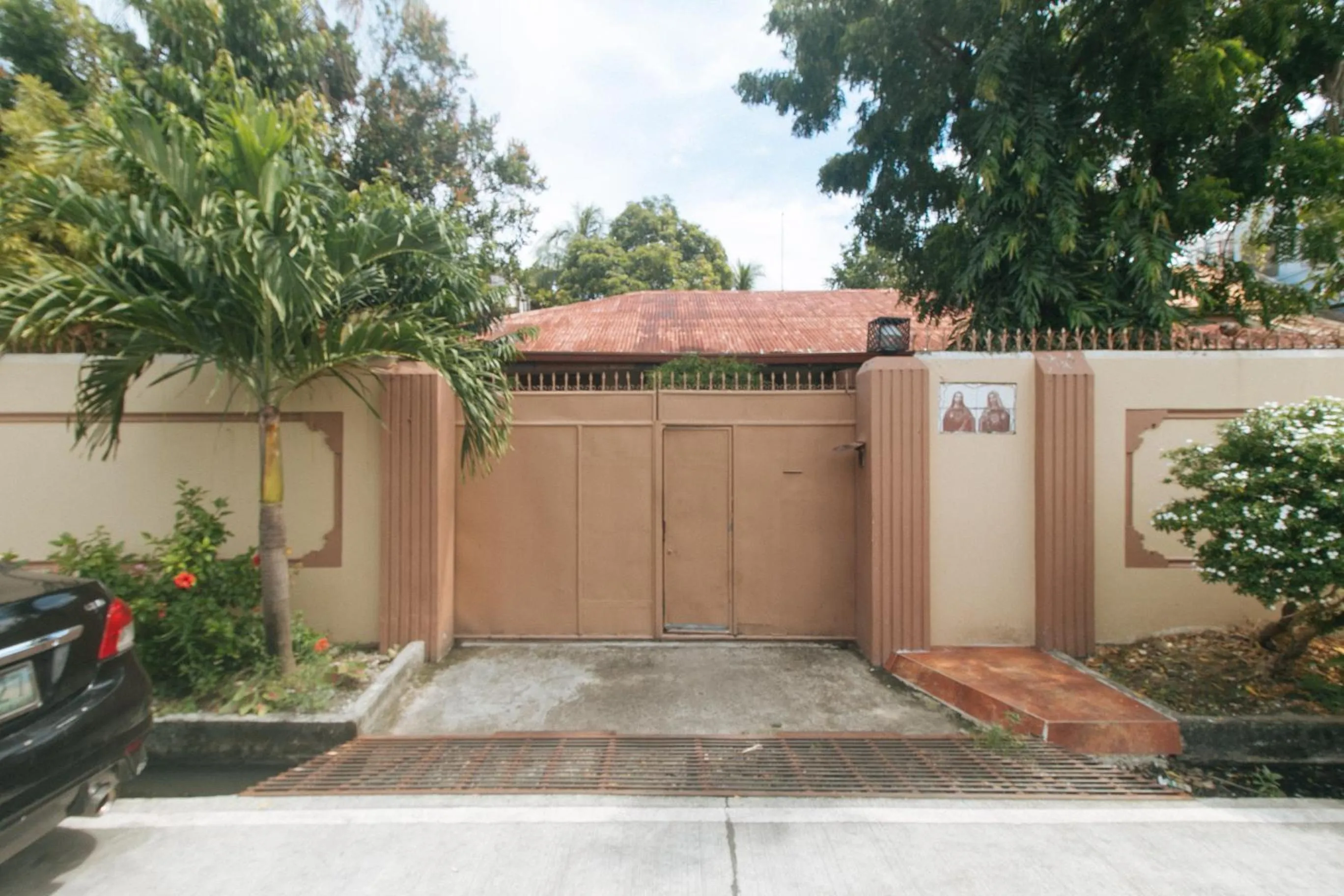 Property building in Kababayan Pensione House by RedDoorz