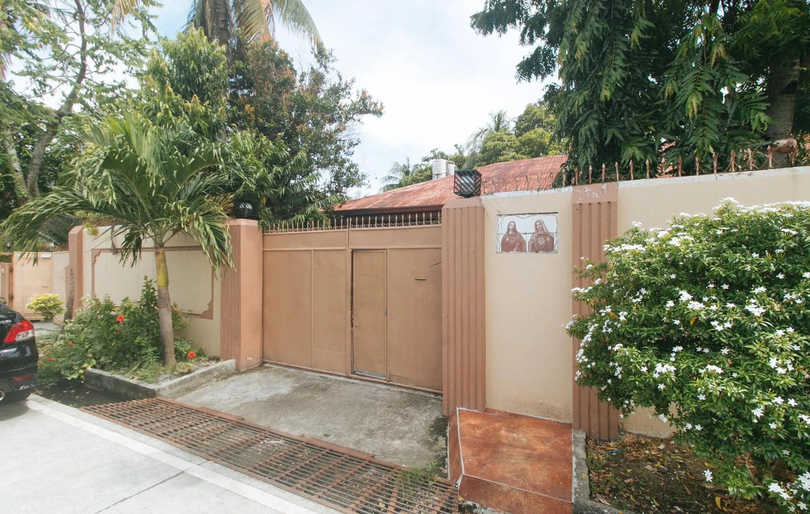 Garden in Kababayan Pensione House by RedDoorz