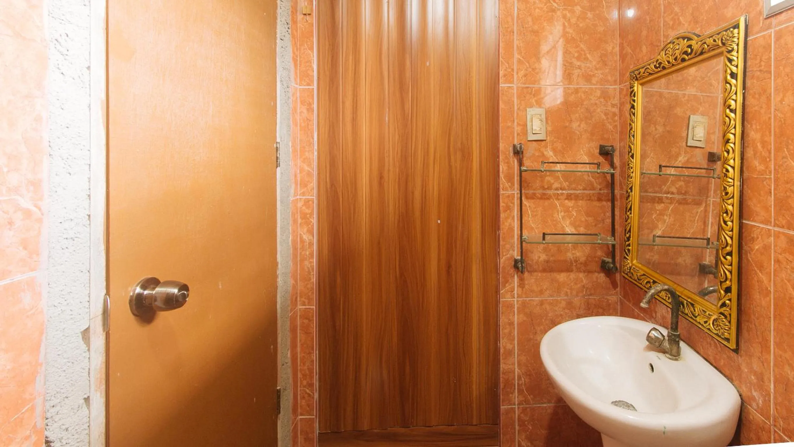 Shower in Kababayan Pensione House by RedDoorz