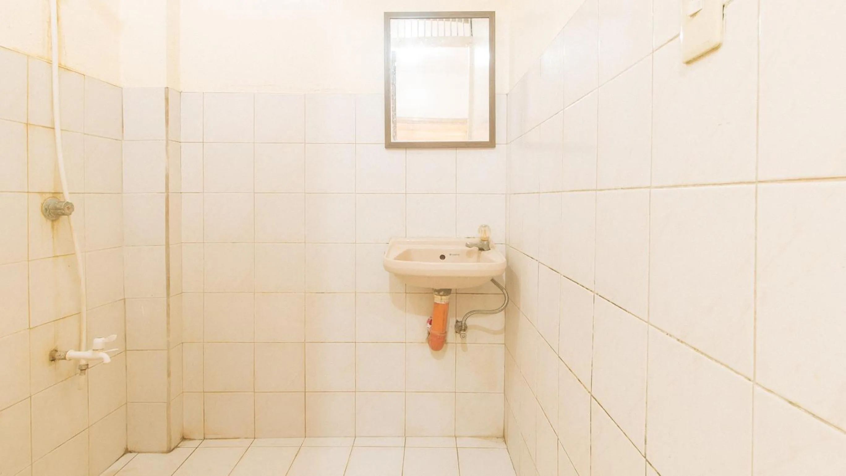 Shower in Kababayan Pensione House by RedDoorz