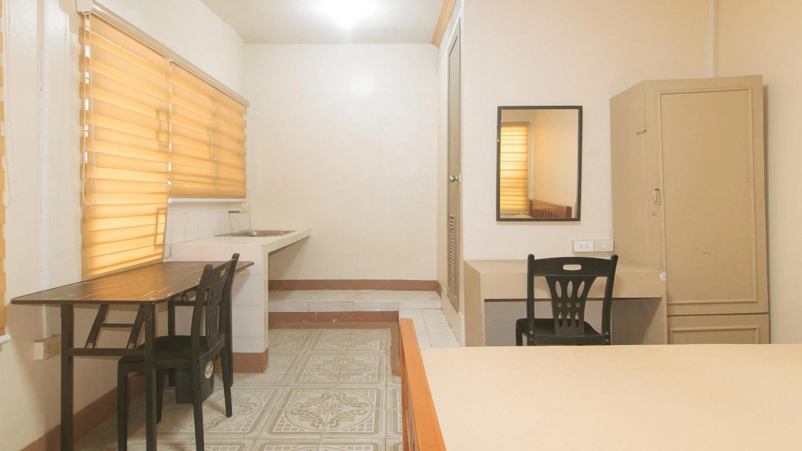 Seating area in Kababayan Pensione House by RedDoorz