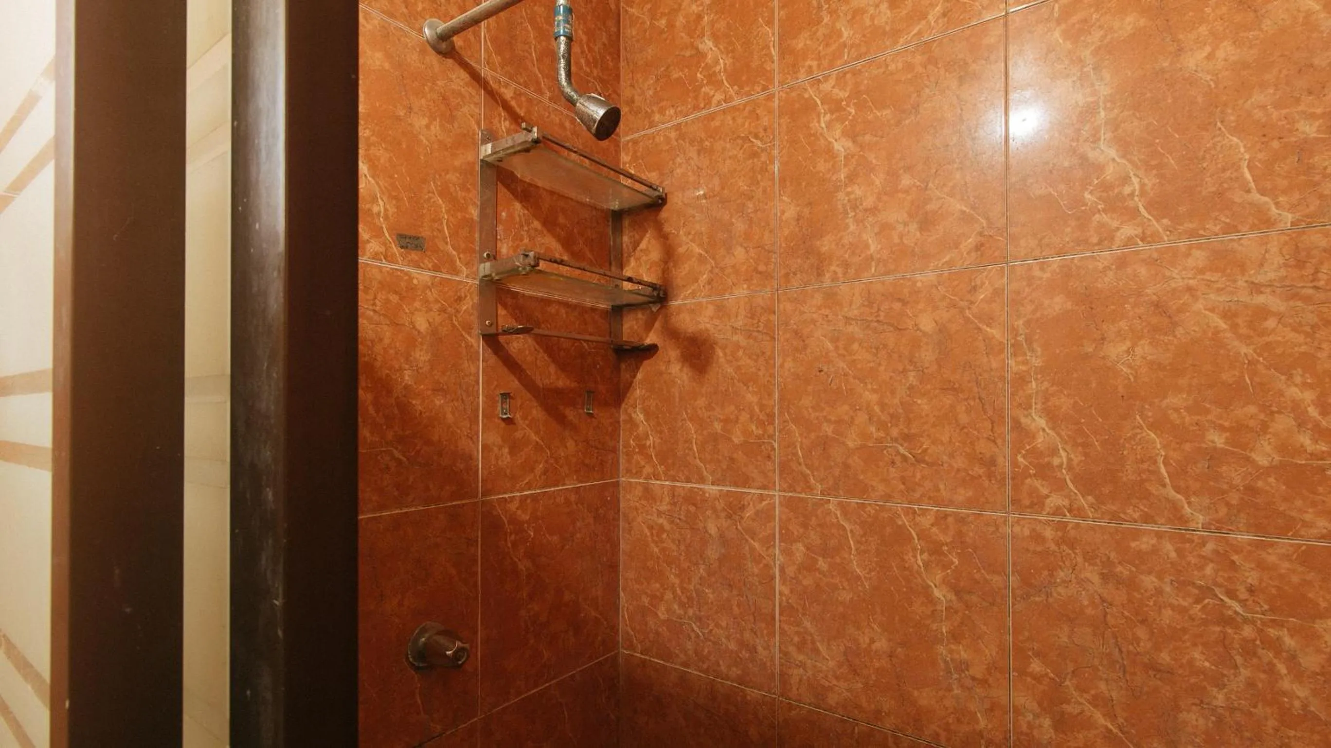 Shower in Kababayan Pensione House by RedDoorz