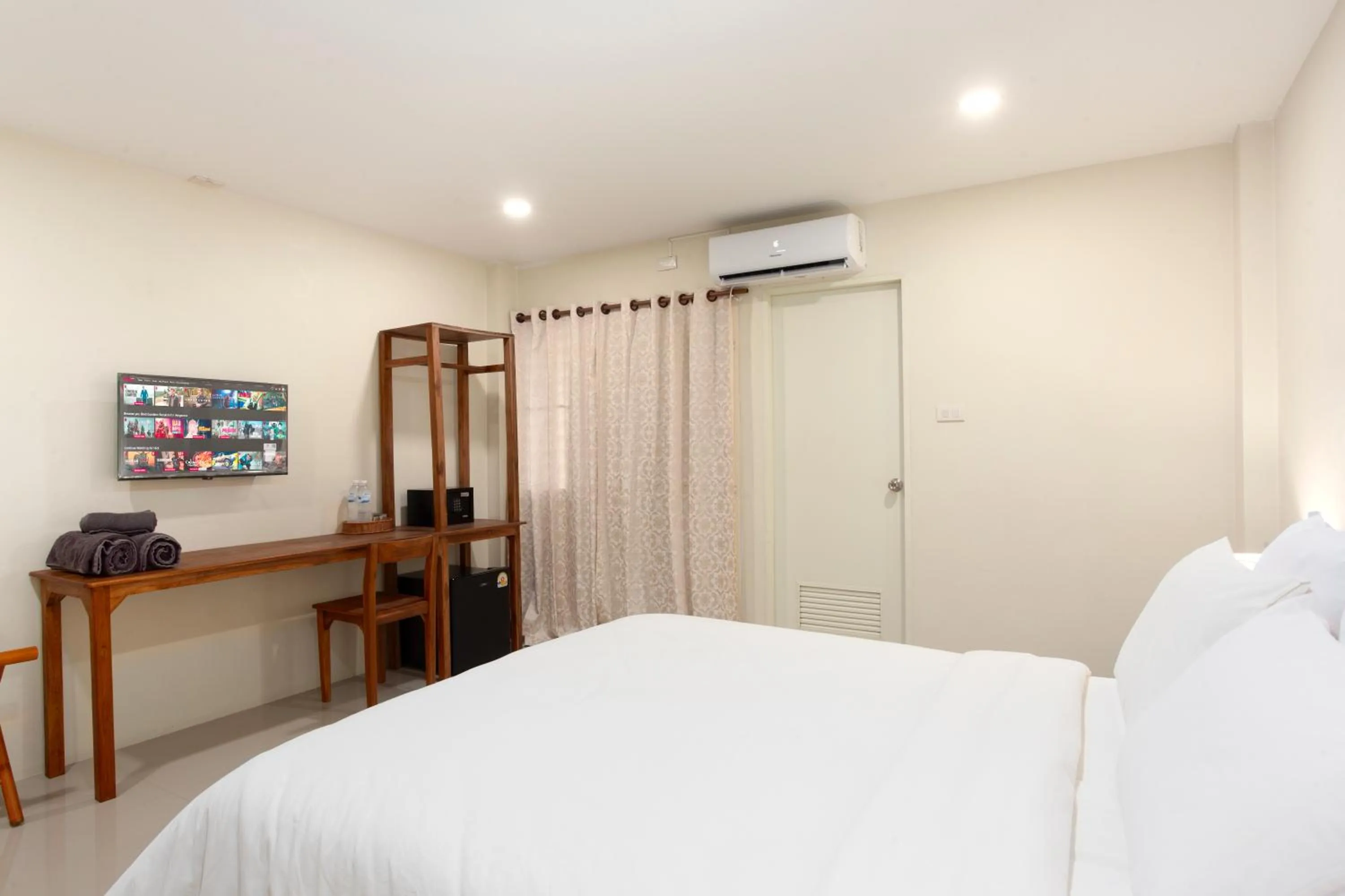 Bathroom, Bed in Comfy Corner Hotel