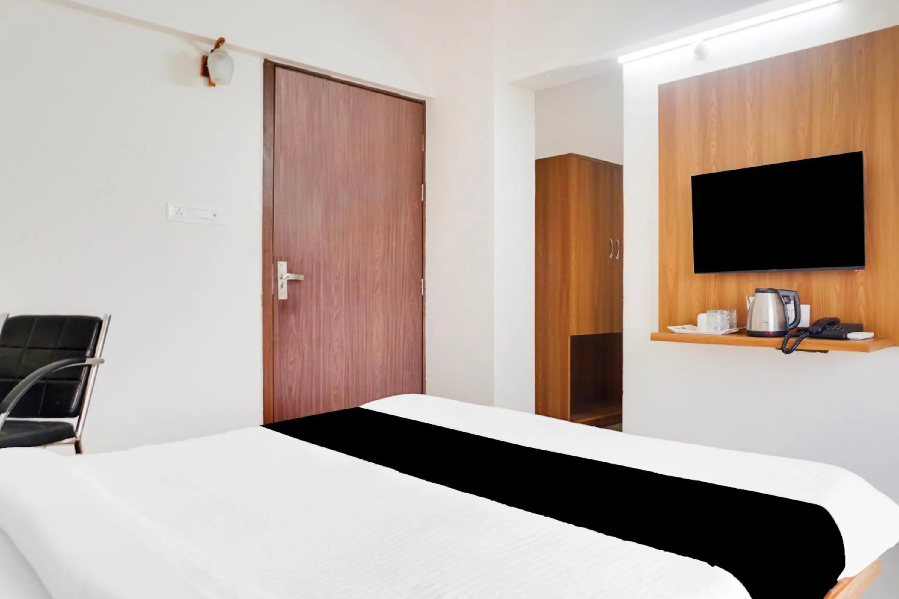 Bedroom, Bed in Super Townhouse Lohegaon Near Pune Airport formerly Landmark Regency