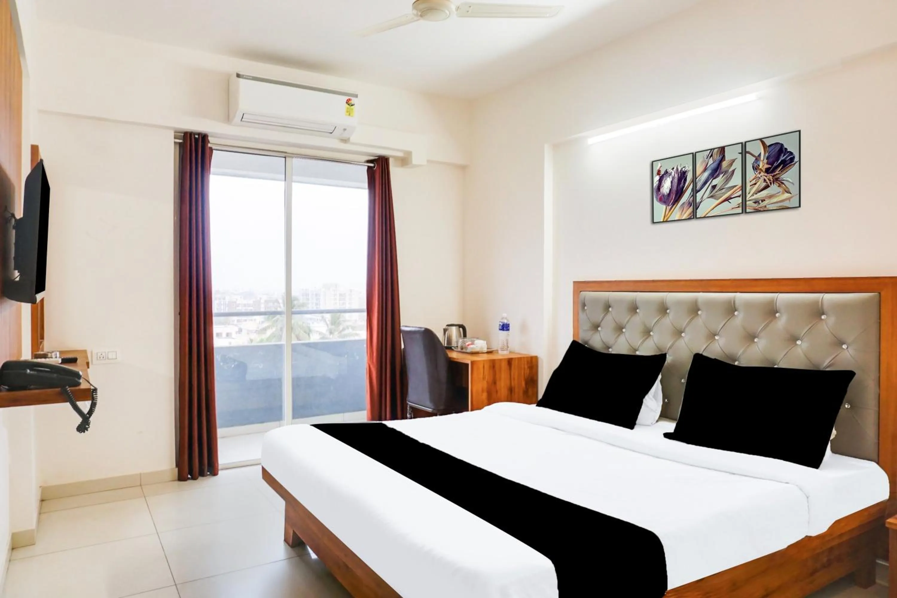 Bedroom, Bed in Super Townhouse Lohegaon Near Pune Airport formerly Landmark Regency