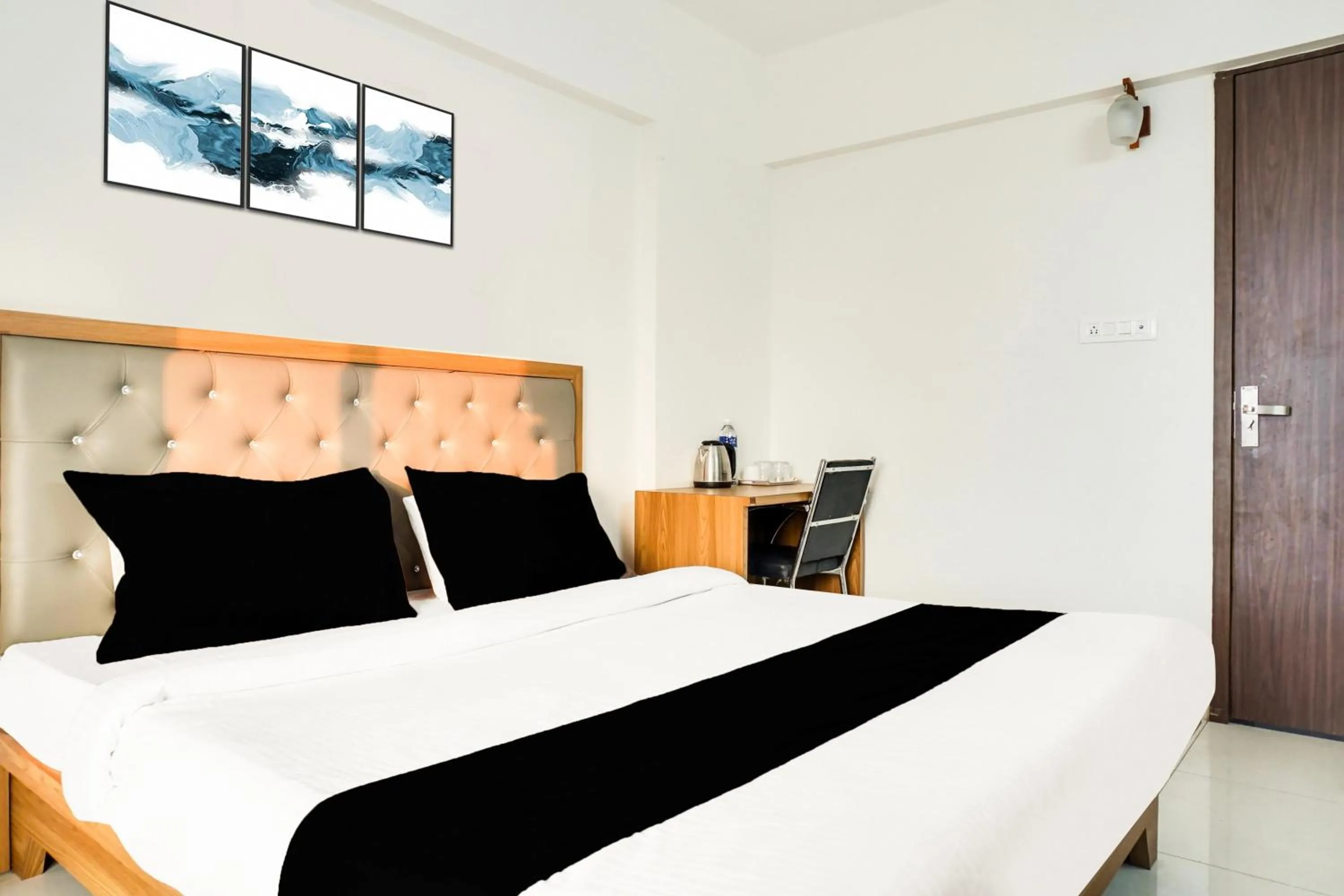 Bedroom, Bed in Super Townhouse Lohegaon Near Pune Airport formerly Landmark Regency