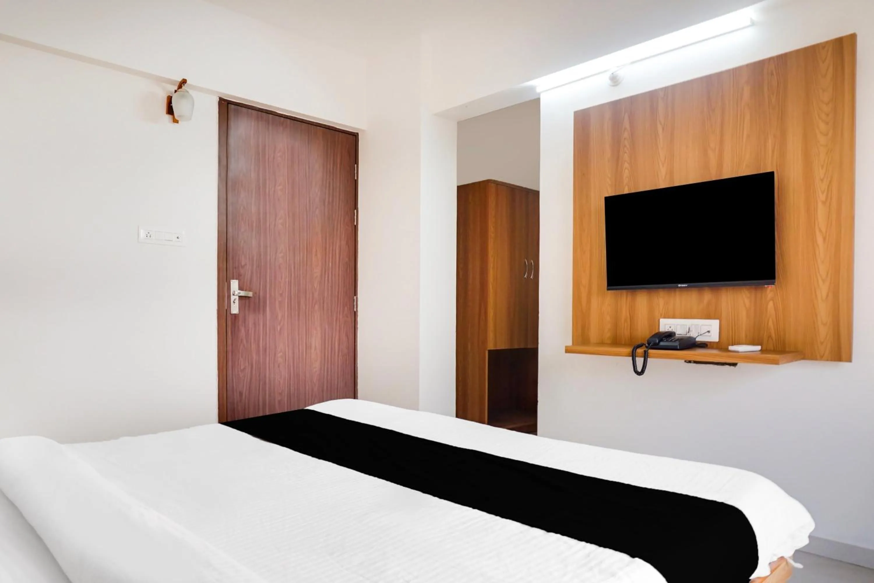 Bedroom, Bed in Super Townhouse Lohegaon Near Pune Airport formerly Landmark Regency