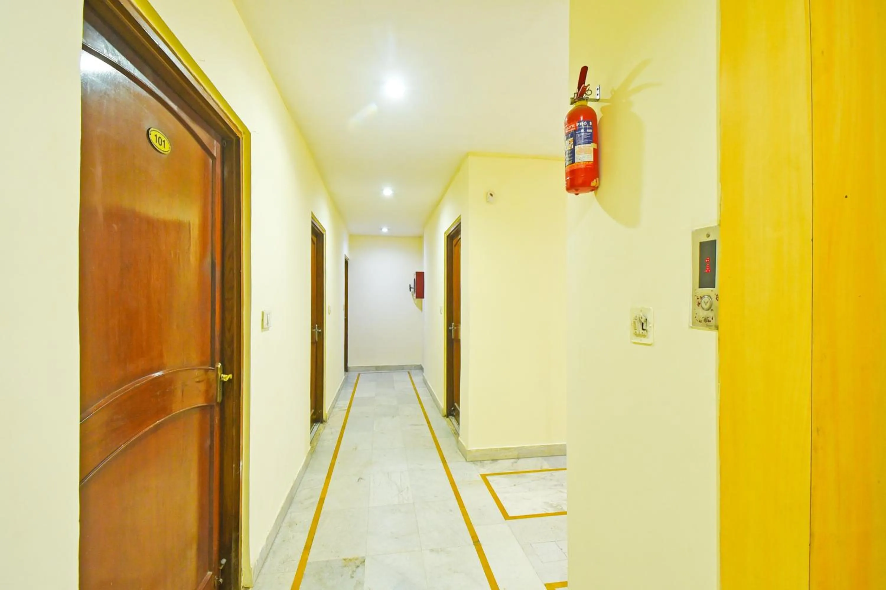 Lobby or reception in Super Collection O Hathroi Market Near Dhuleshwar Garden formerly Hotel Rishi