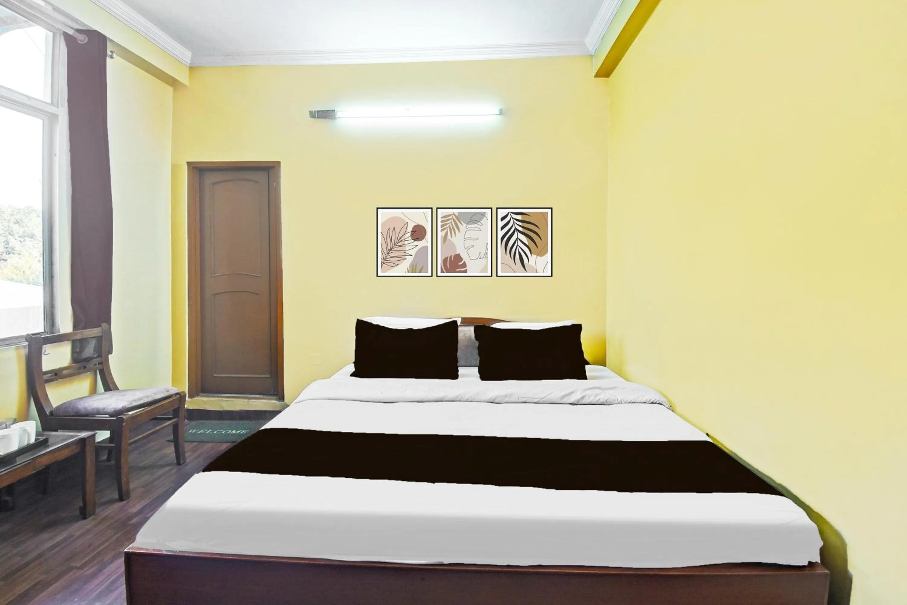 Bedroom, Bed in Super Collection O Hathroi Market Near Dhuleshwar Garden formerly Hotel Rishi