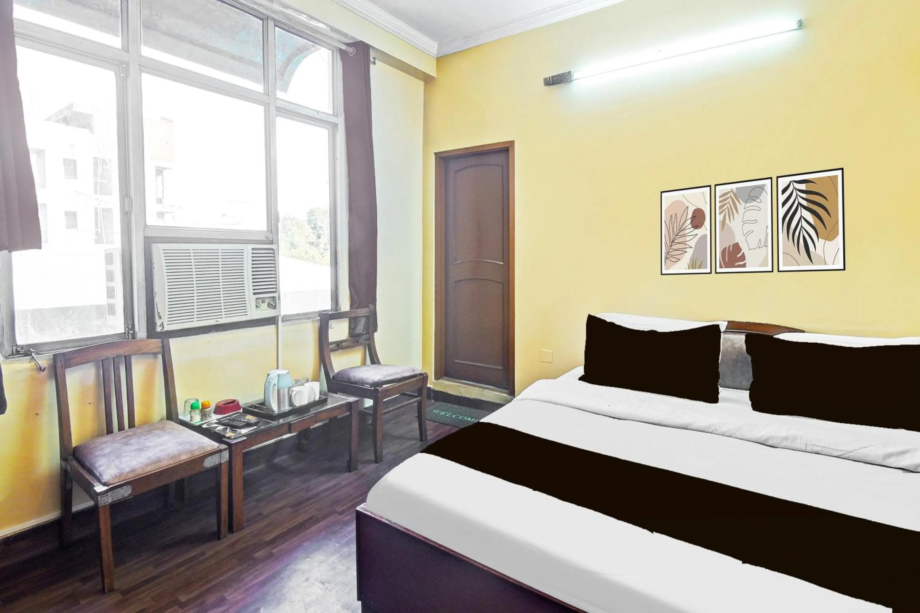 Bedroom, Bed in Super Collection O Hathroi Market Near Dhuleshwar Garden formerly Hotel Rishi