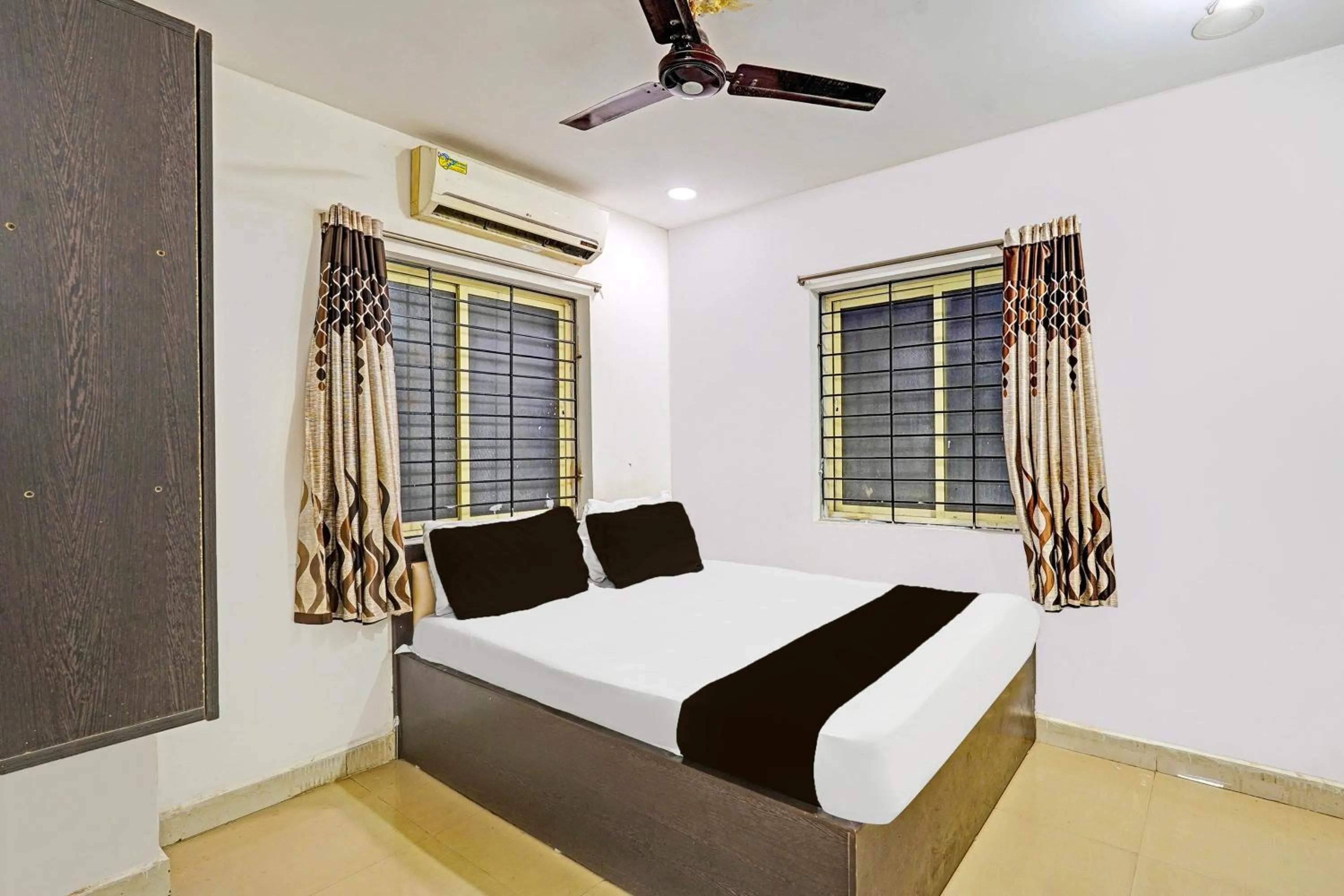 Bedroom, Bed in Collection O Vanamthopu Center Nellore Formerly ESR Guest Inn