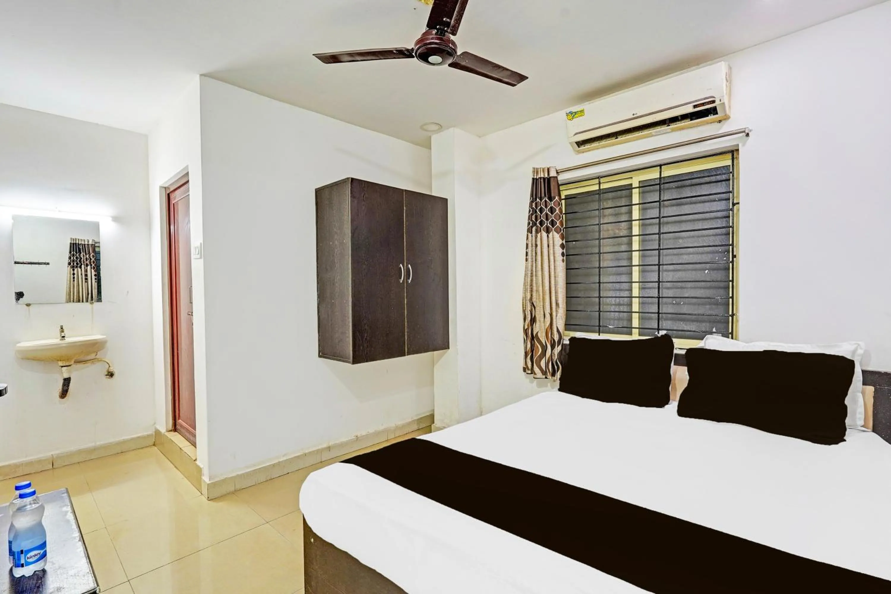 Bedroom, Bed in Collection O Vanamthopu Center Nellore Formerly ESR Guest Inn