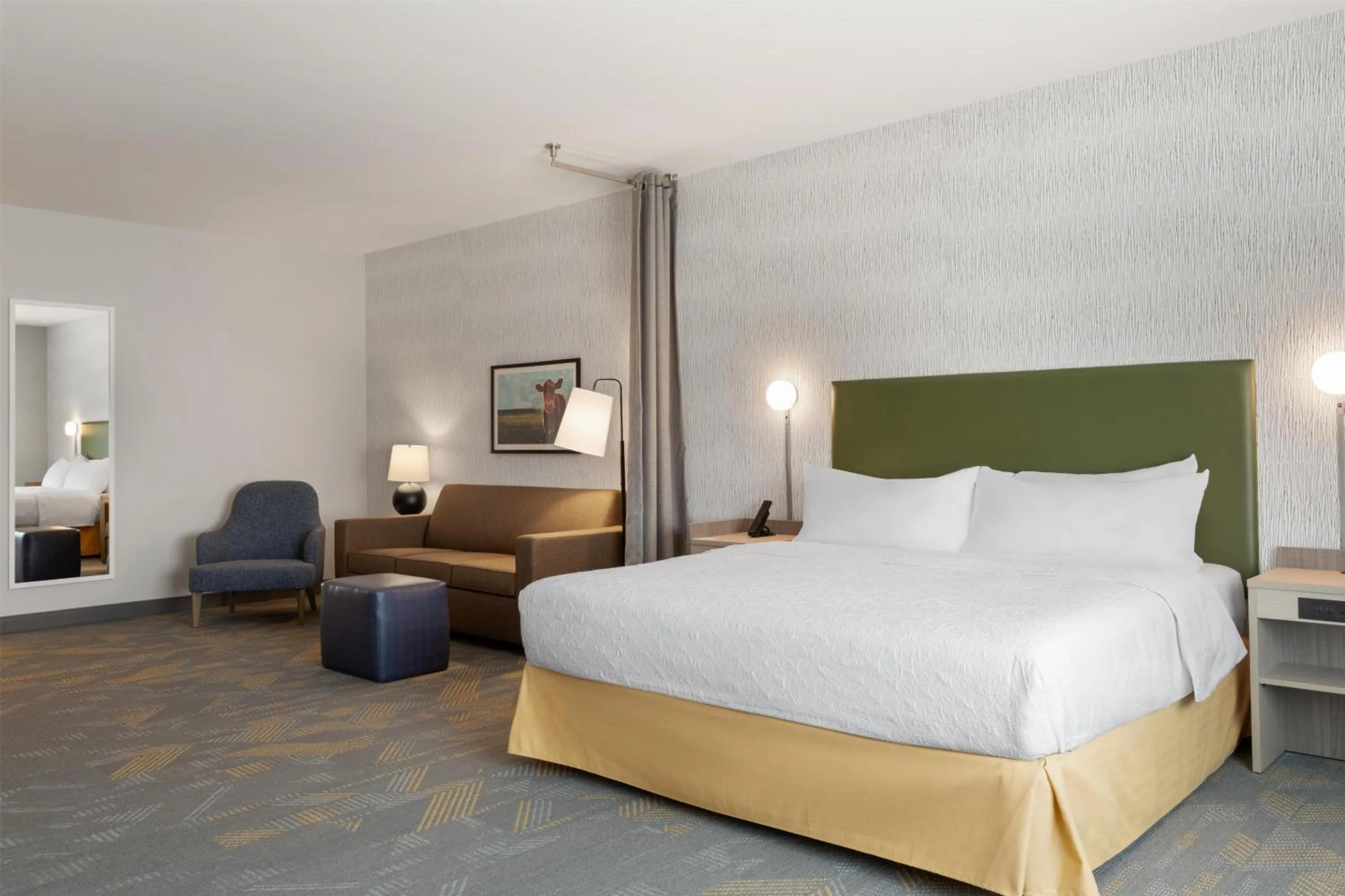 Living room, Bed in Home2 Suites By Hilton Kearney