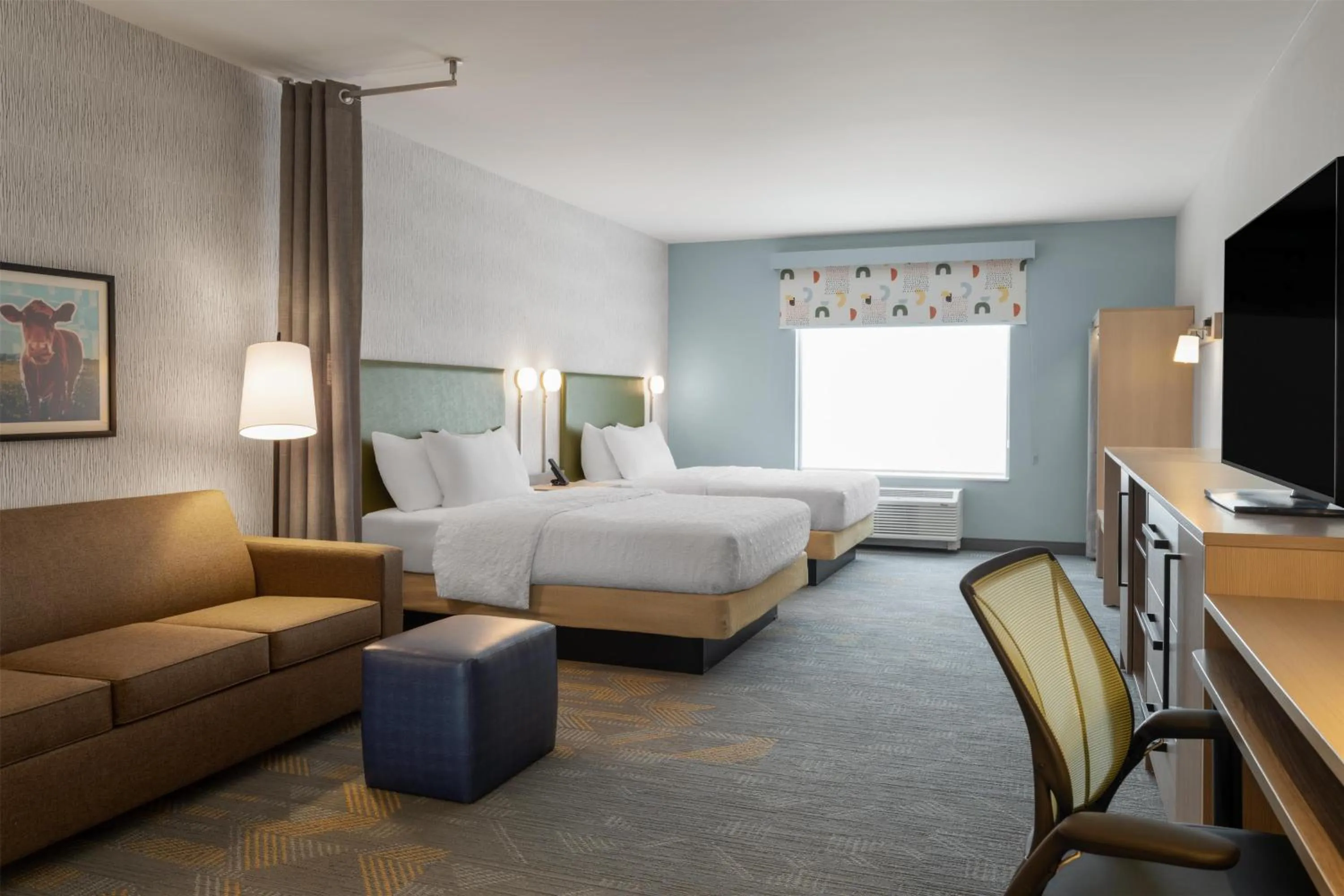 Living room, Bed in Home2 Suites By Hilton Kearney