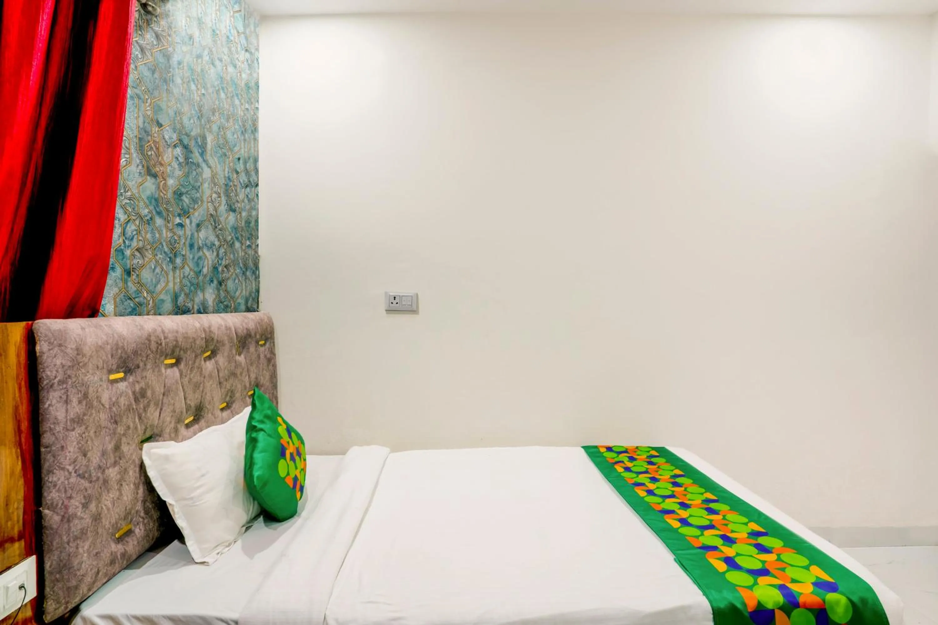 Bedroom, Bed in Treebo NPS Grand, Ranchi Railway Station