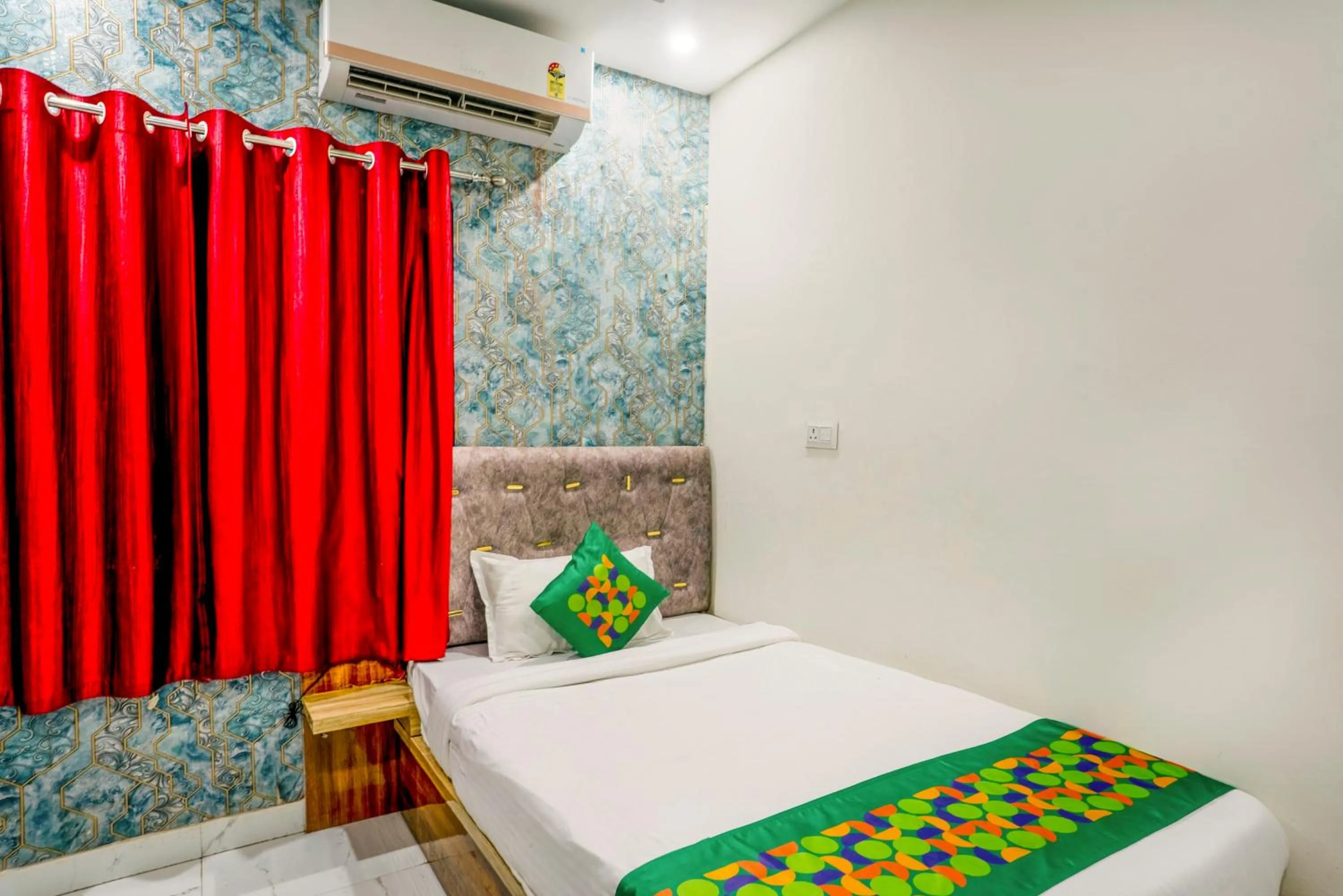 Bedroom, Bed in Treebo NPS Grand, Ranchi Railway Station