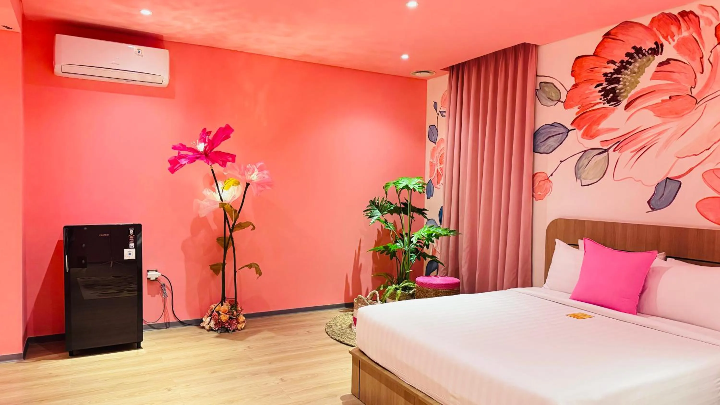 Bedroom, Bed in Yellow Bee Resort Cililitan