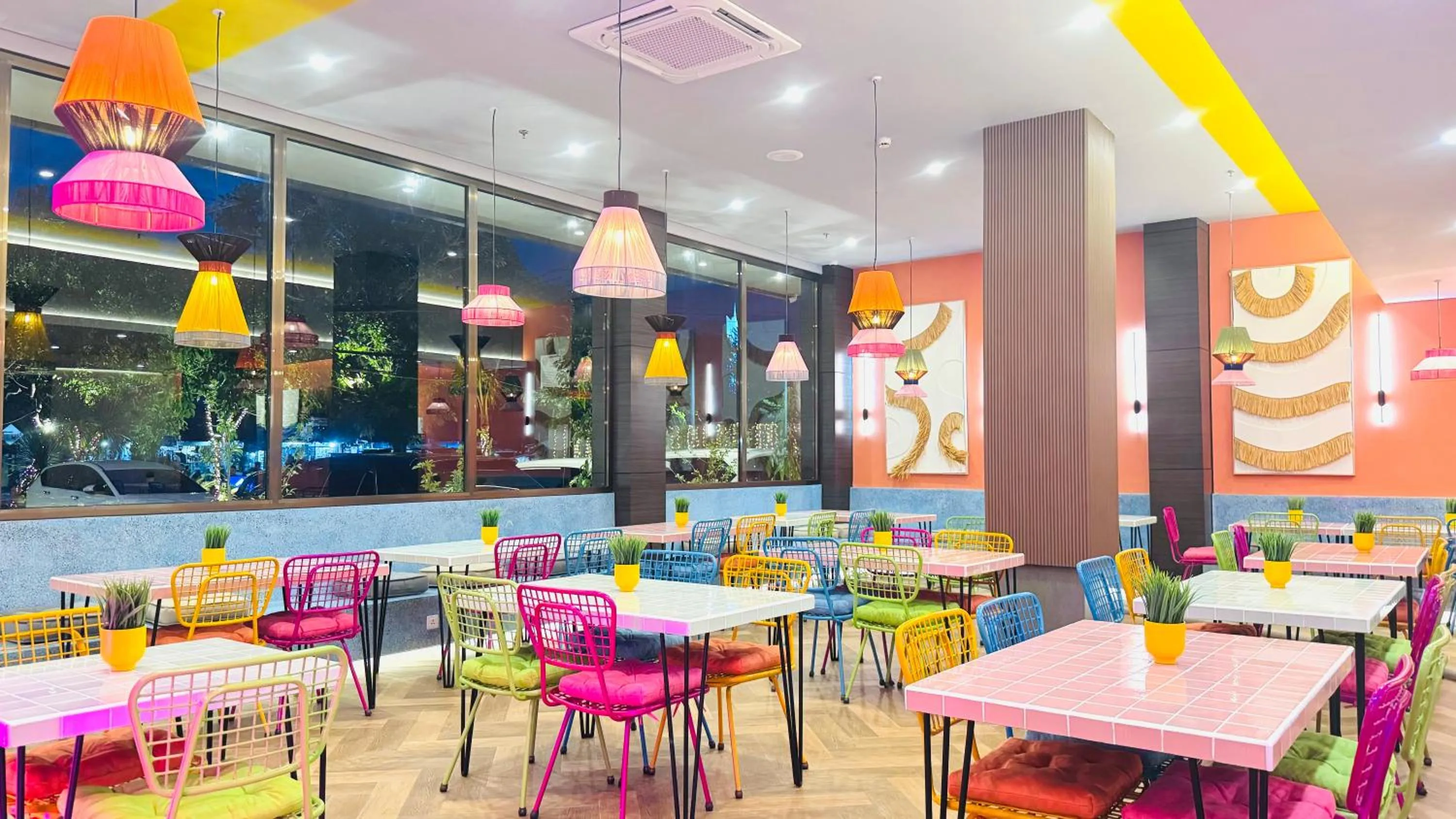 Restaurant/places to eat in Yellow Bee Resort Cililitan