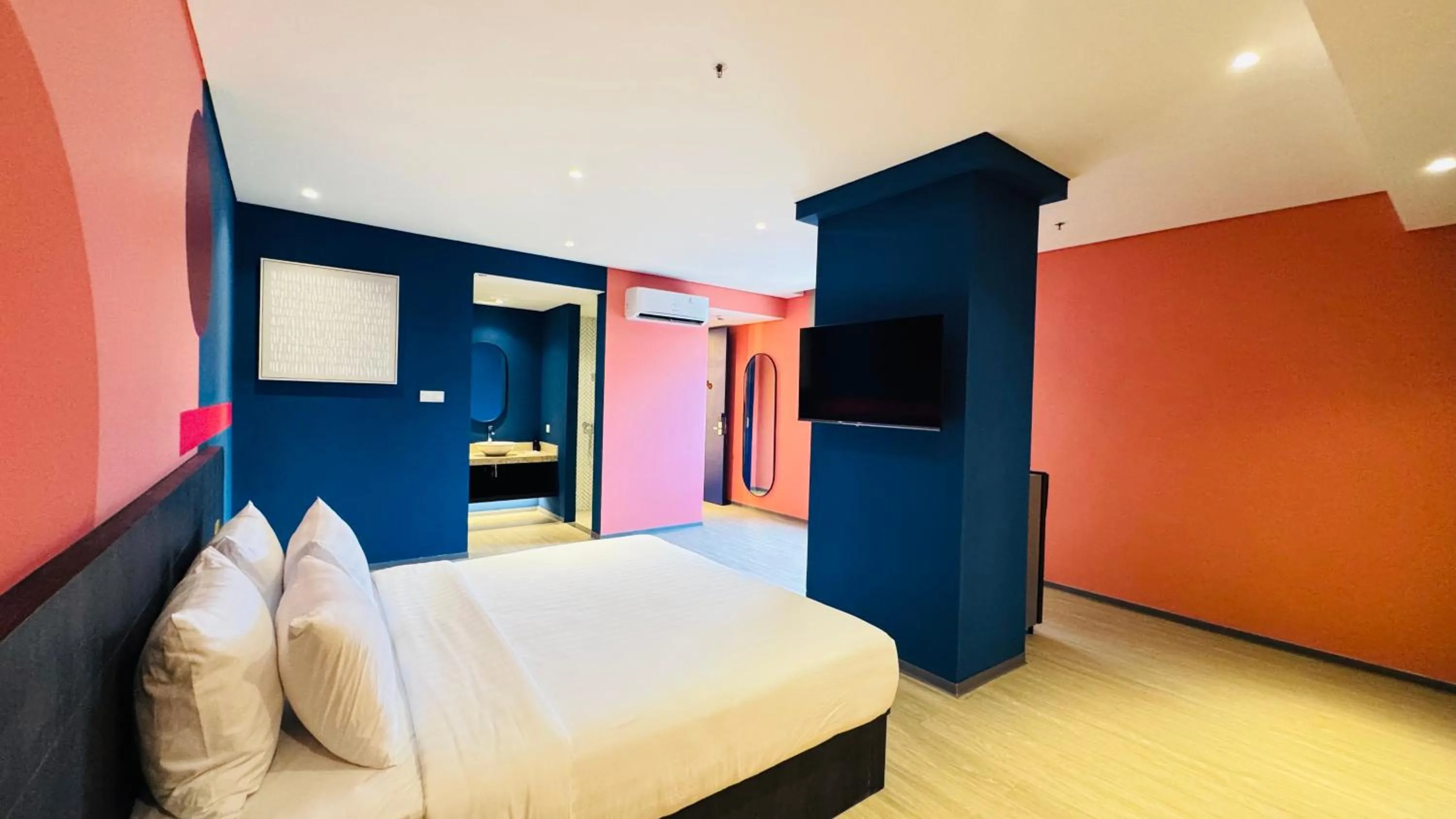 Bedroom, Bed in Yellow Bee Resort Cililitan