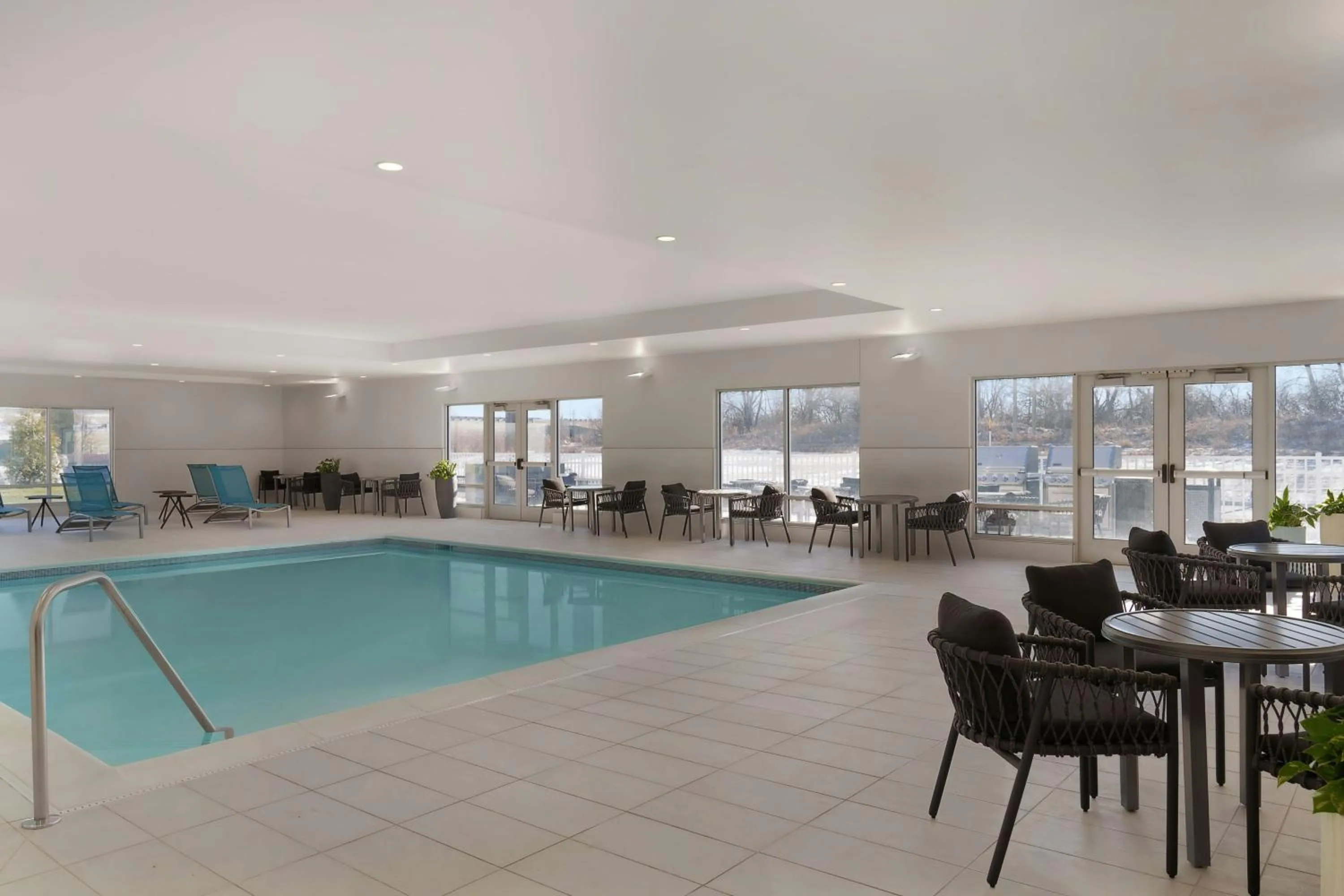 Swimming pool in TownePlace Suites by Marriott Crown Point