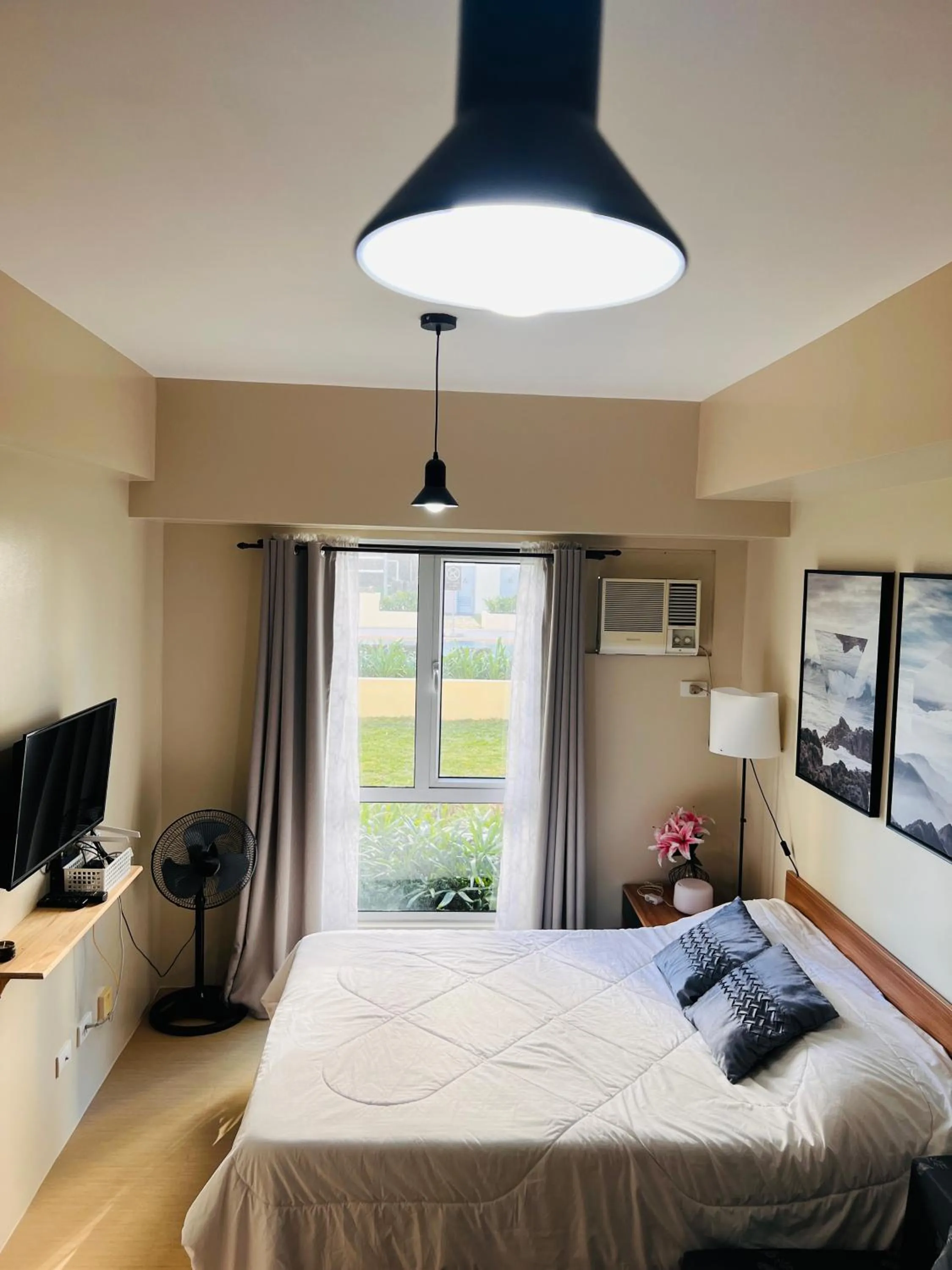 Photo of the whole room, Bed in Avida Towers Atria