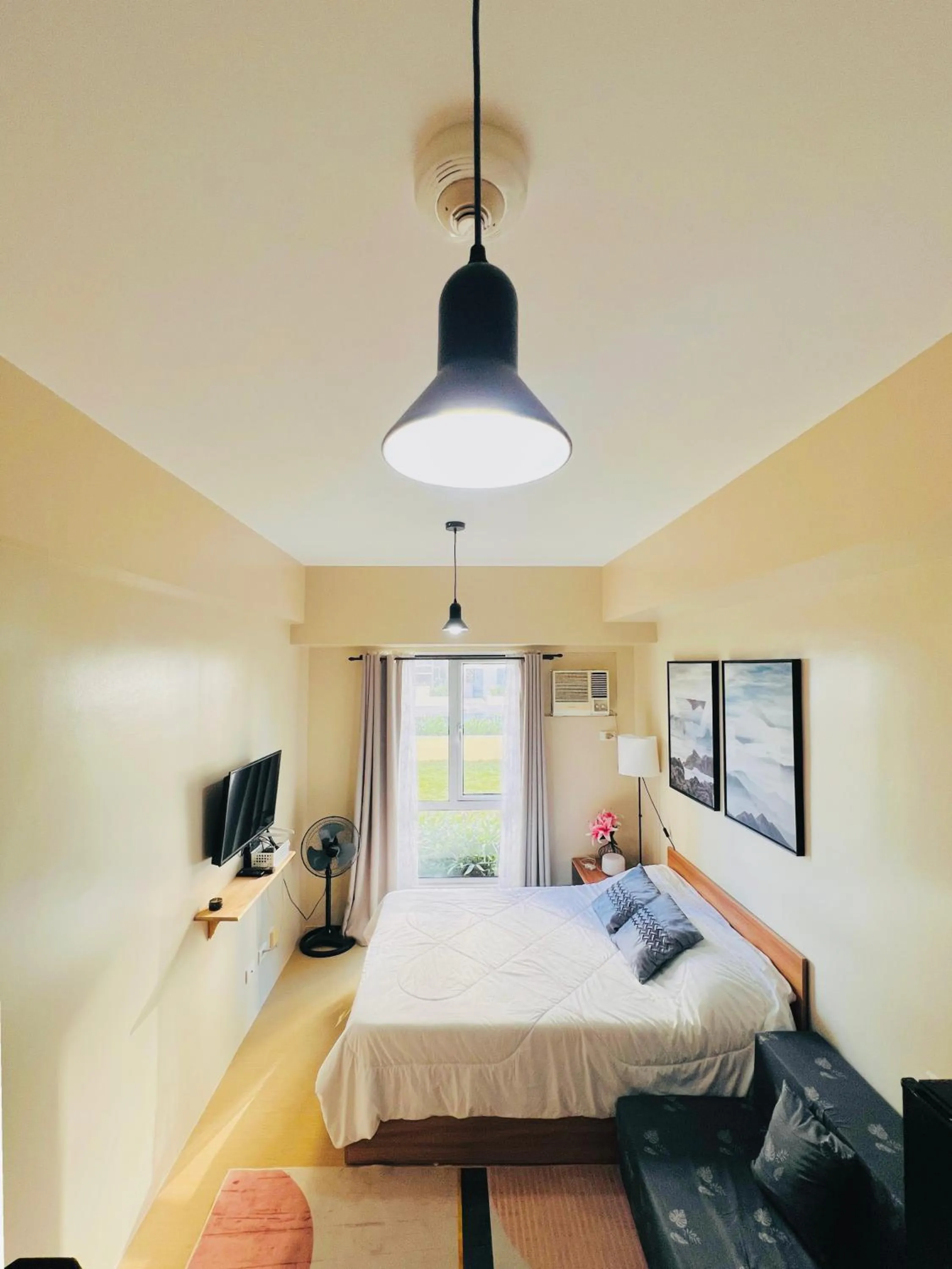 Photo of the whole room, Bed in Avida Towers Atria