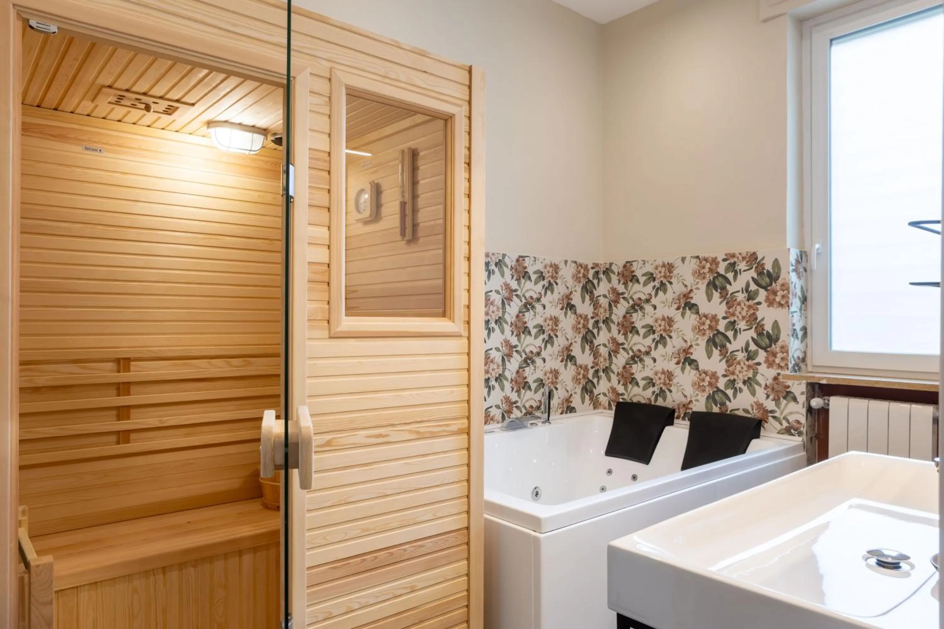 Hot Tub in Pier Capponi 17 Rooms & Suites