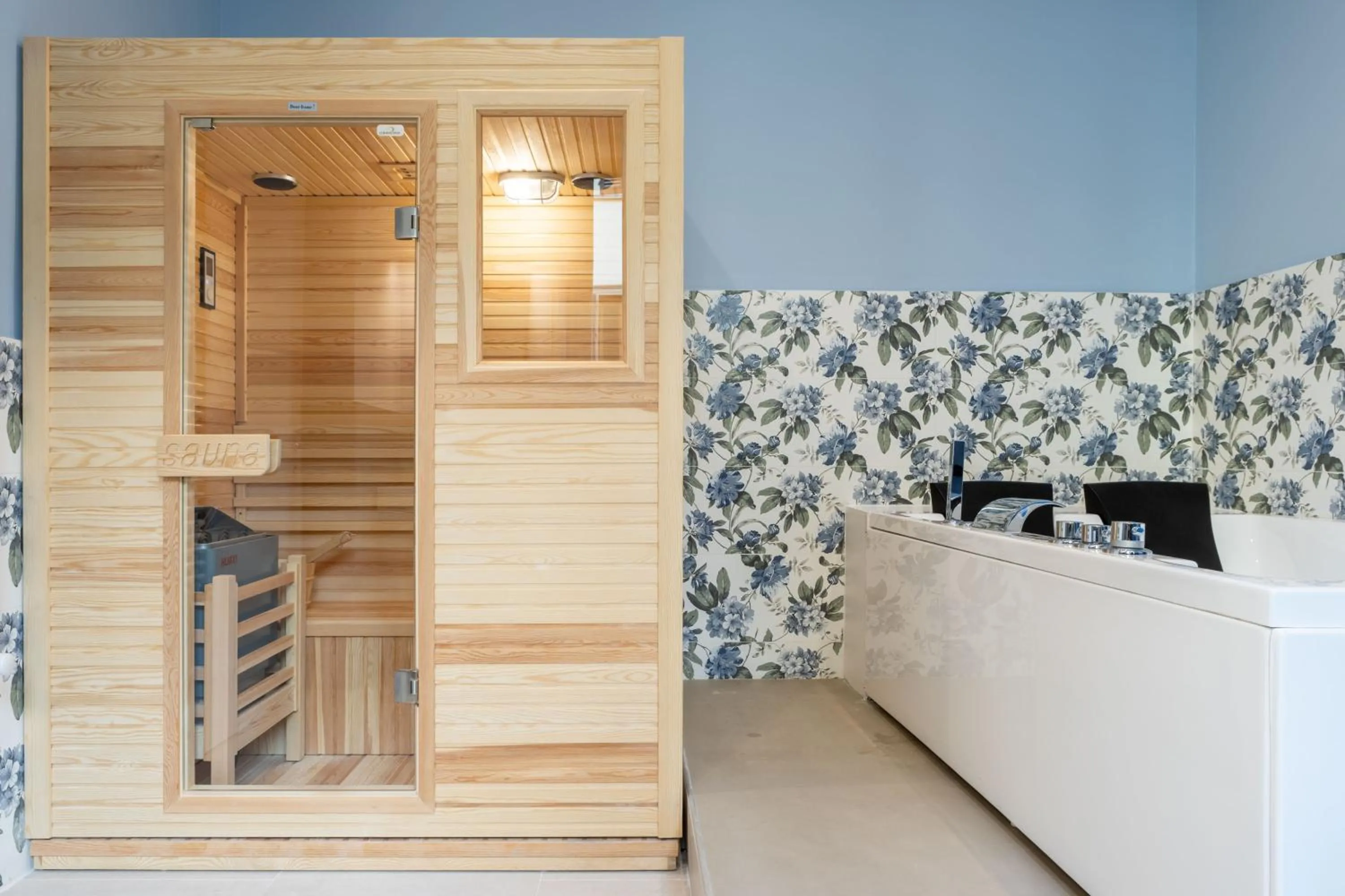 Hot Tub in Pier Capponi 17 Rooms & Suites