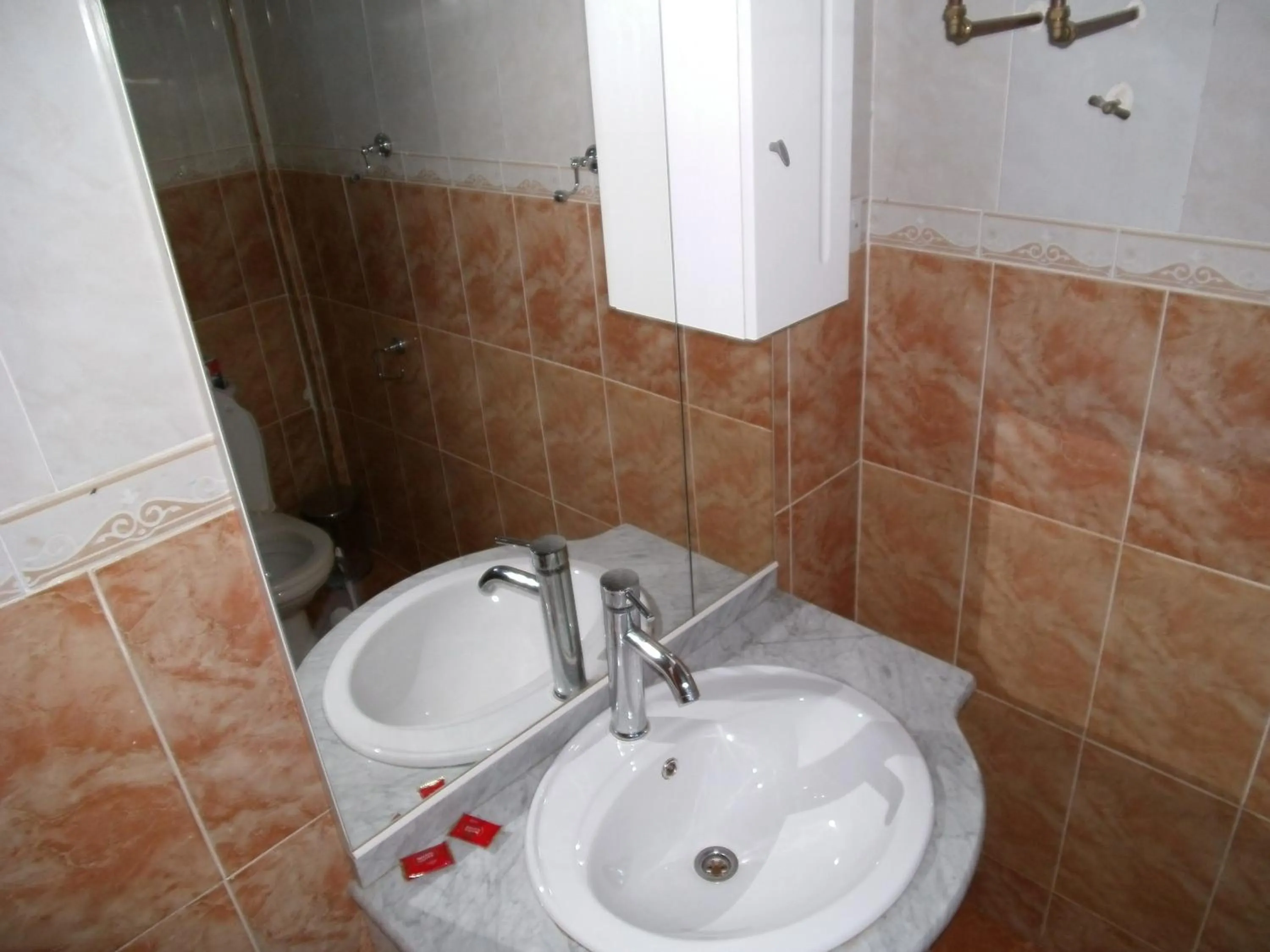 Bathroom in Pemicsa Hotel Accra