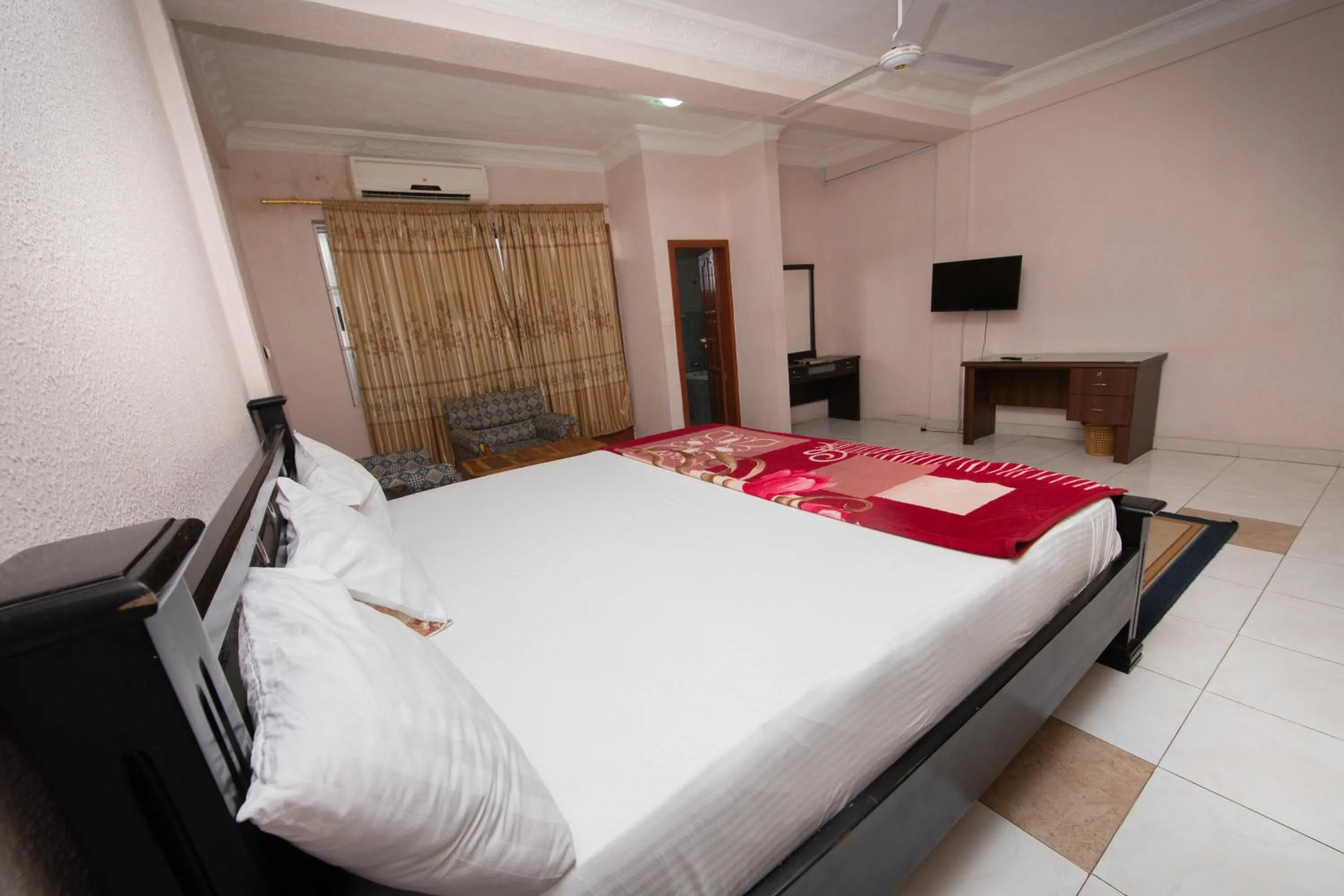 Bed in Pemicsa Hotel Accra
